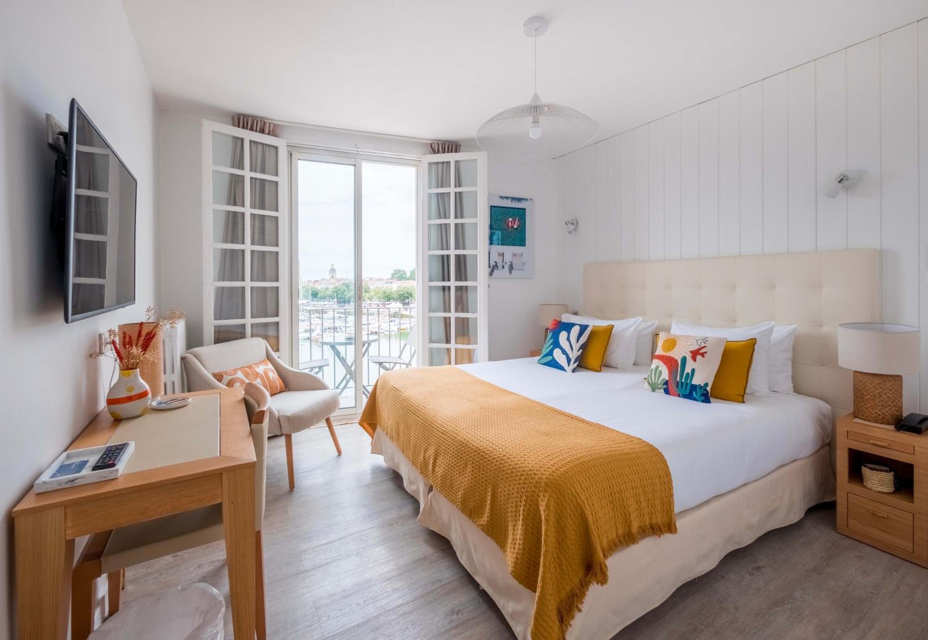 King Room with Sea View and Balcony - Photo 1