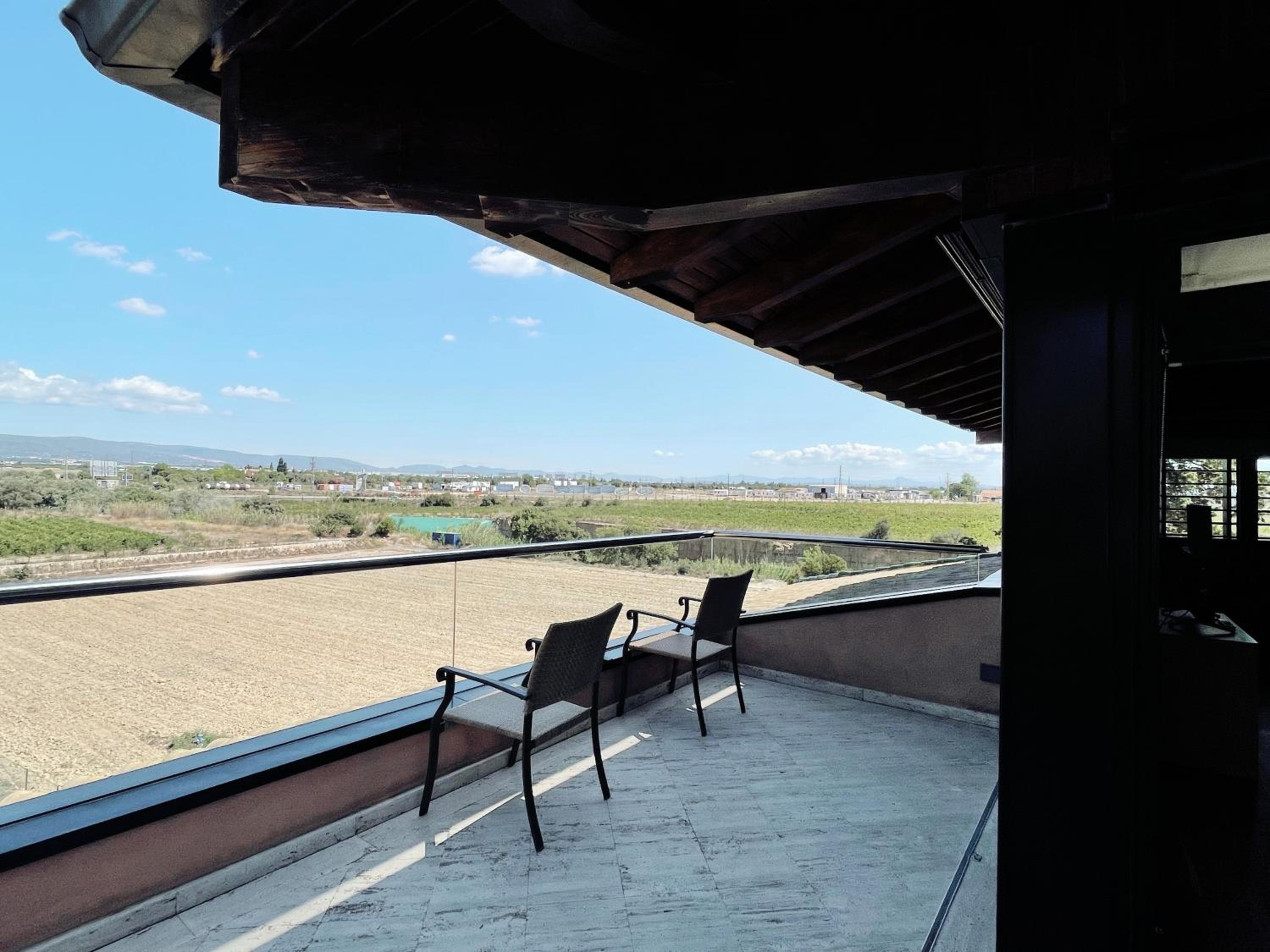 Premium Suite - Photo 6