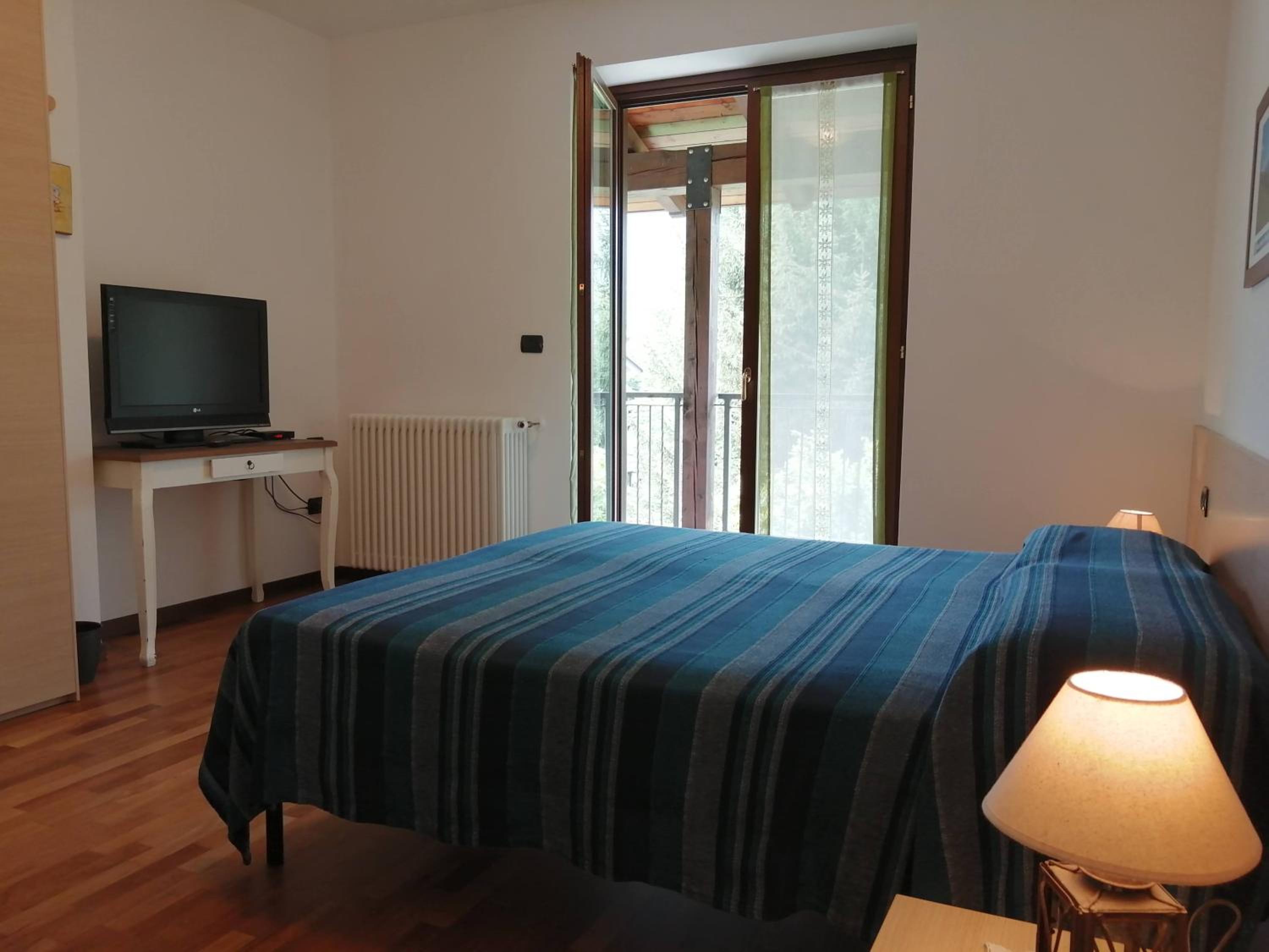 Triple Room with Shared Bathroom photo 2