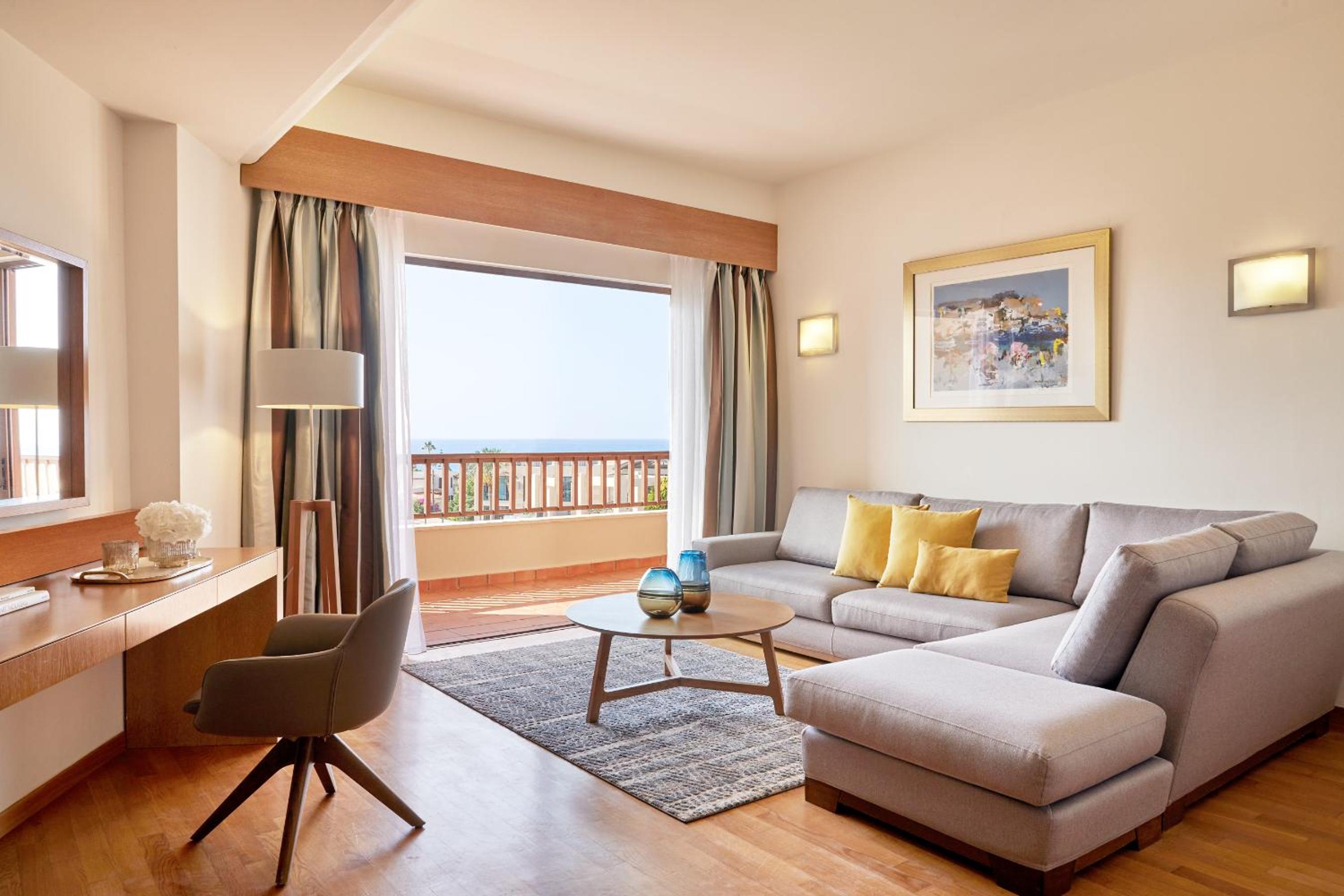 Executive Suite - Photo 2