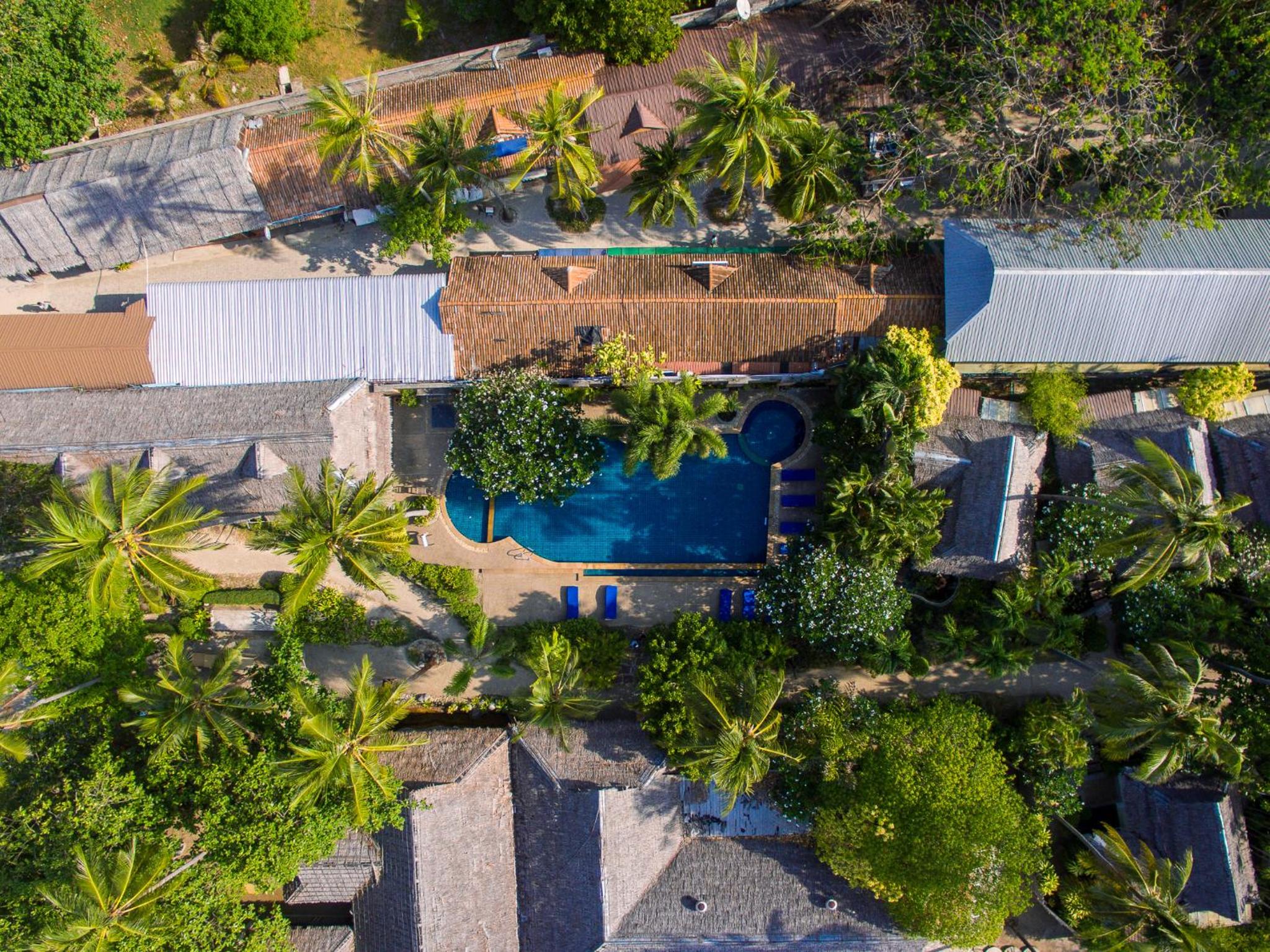 Deluxe Poolside - Photo 4