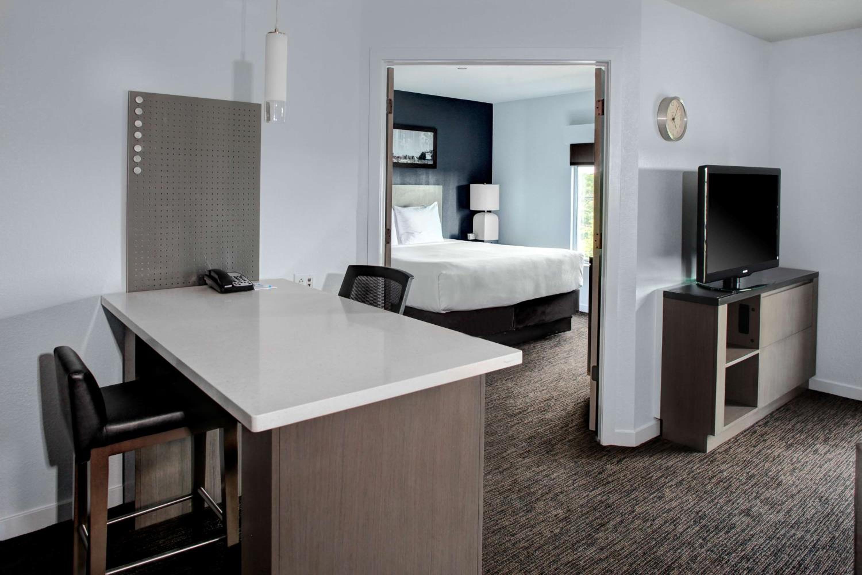 One-Bedroom King Suite - Photo 5