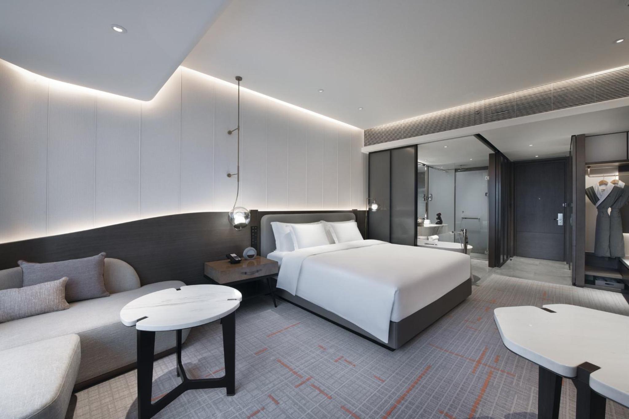 Premium King Room - Photo 5