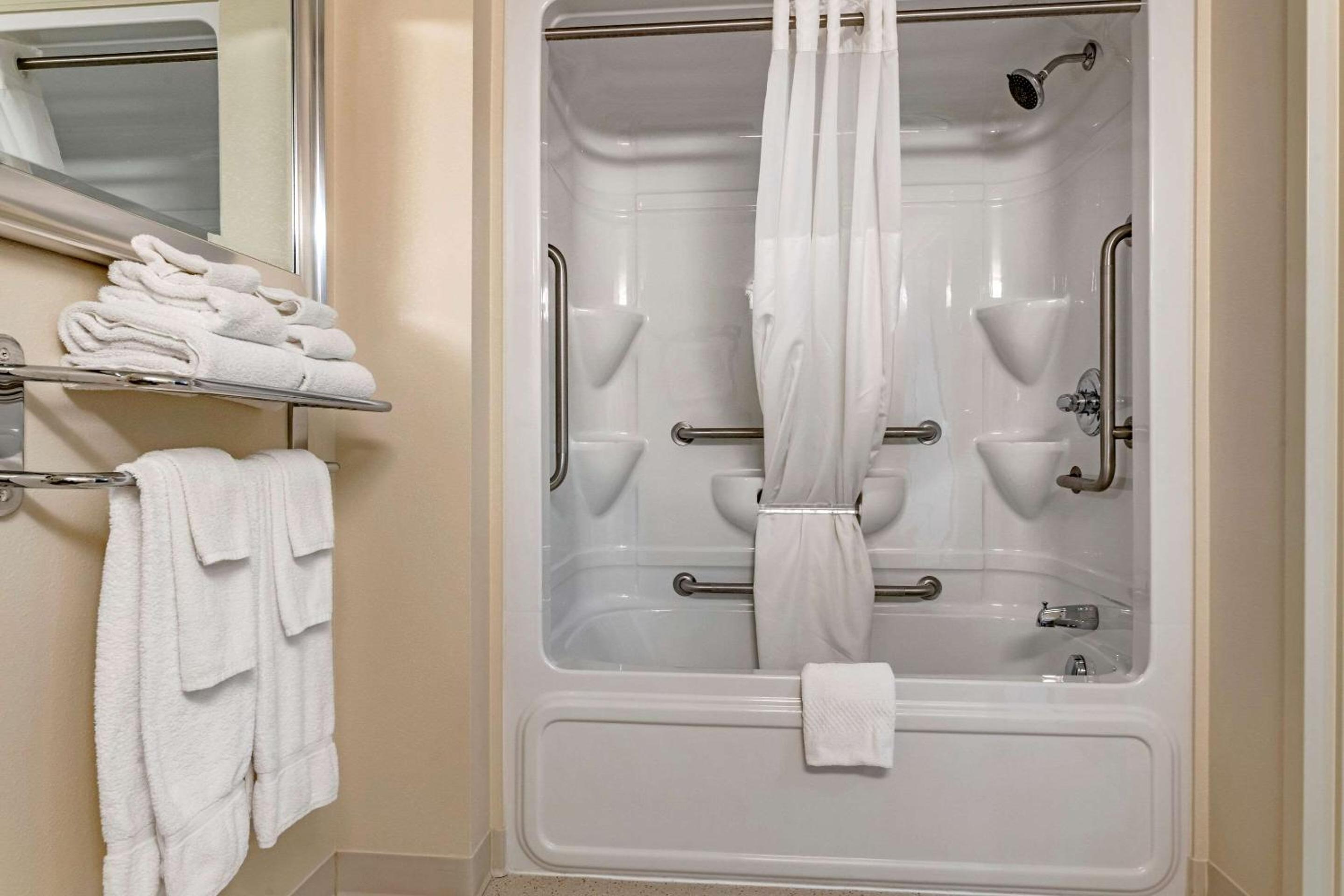 Queen Room - Disability Access - Photo 4