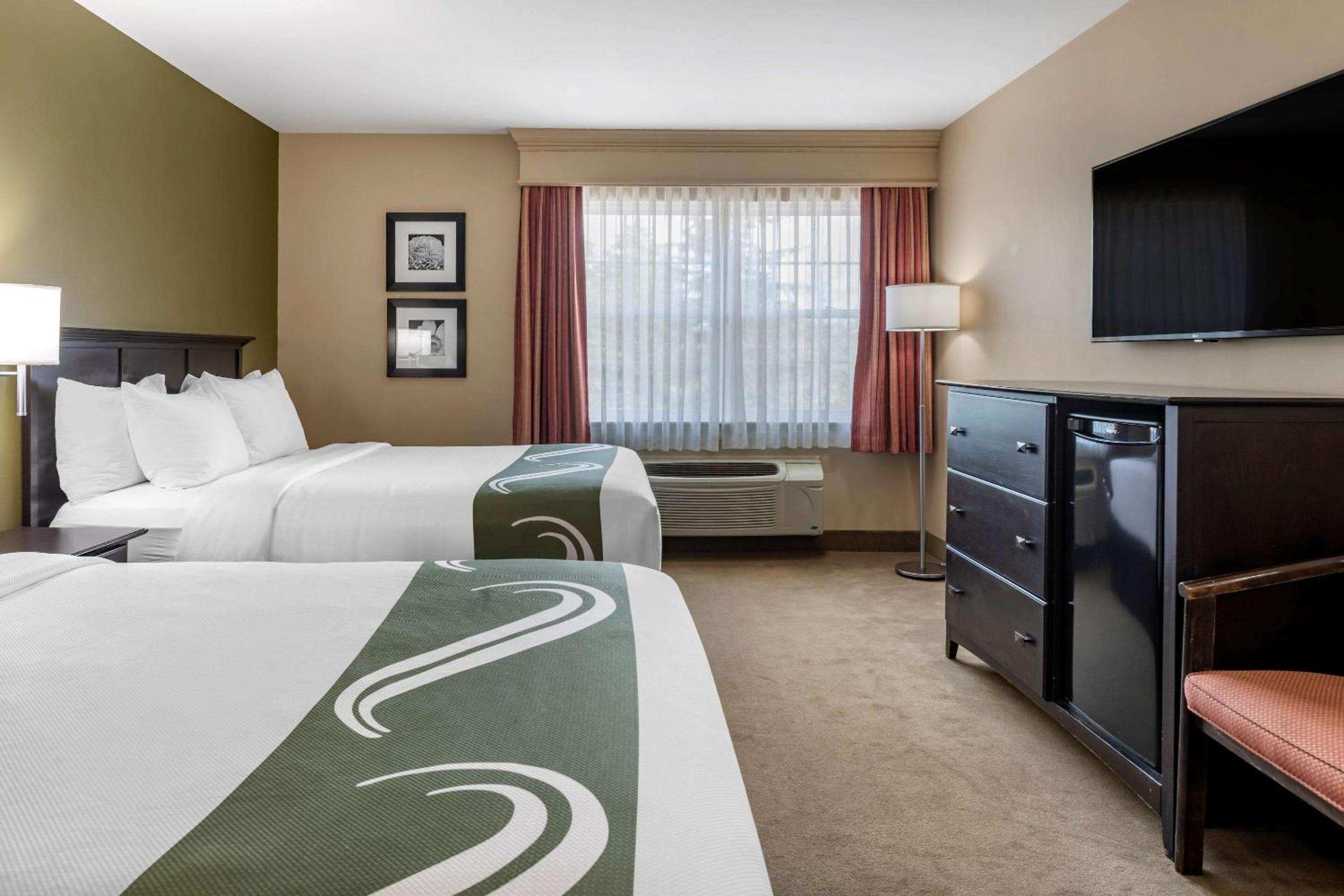 Queen Room with Two Queen Beds - Non-Smoking - Photo 6