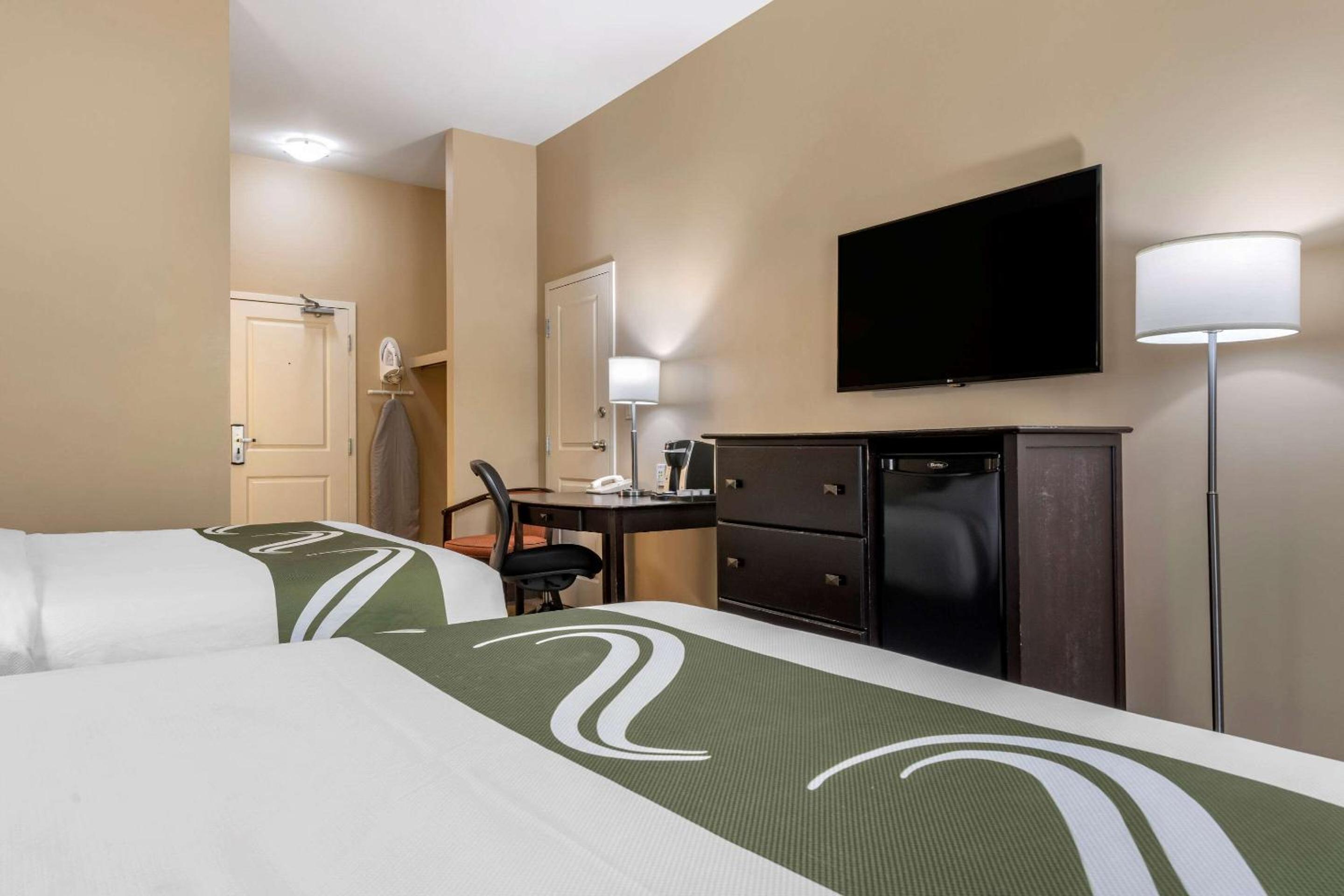 Queen Room with Two Queen Beds - Non-Smoking - Photo 2
