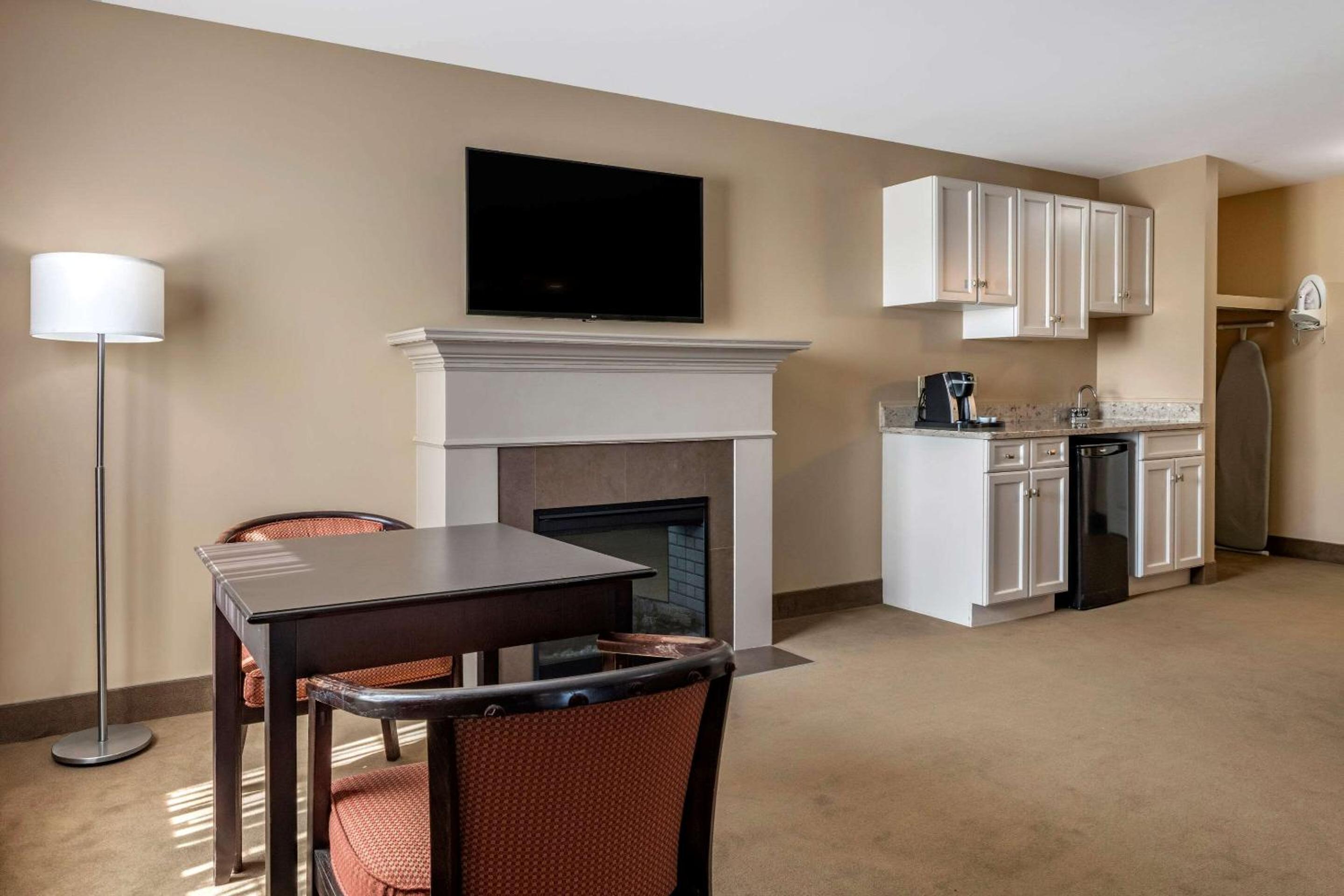 King Suite with Sofa Bed - Non Smoking - Photo 1