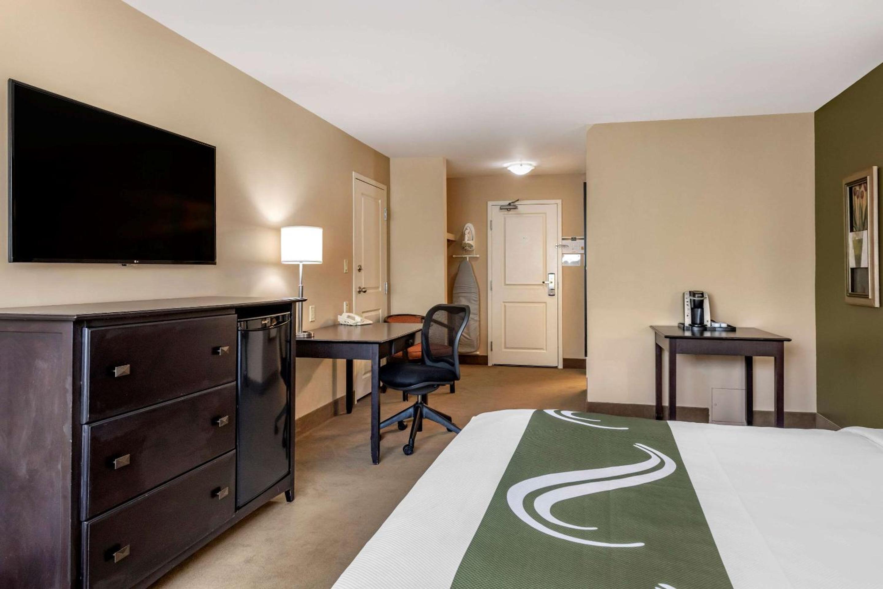 Family Suite - Non-Smoking - Photo 4