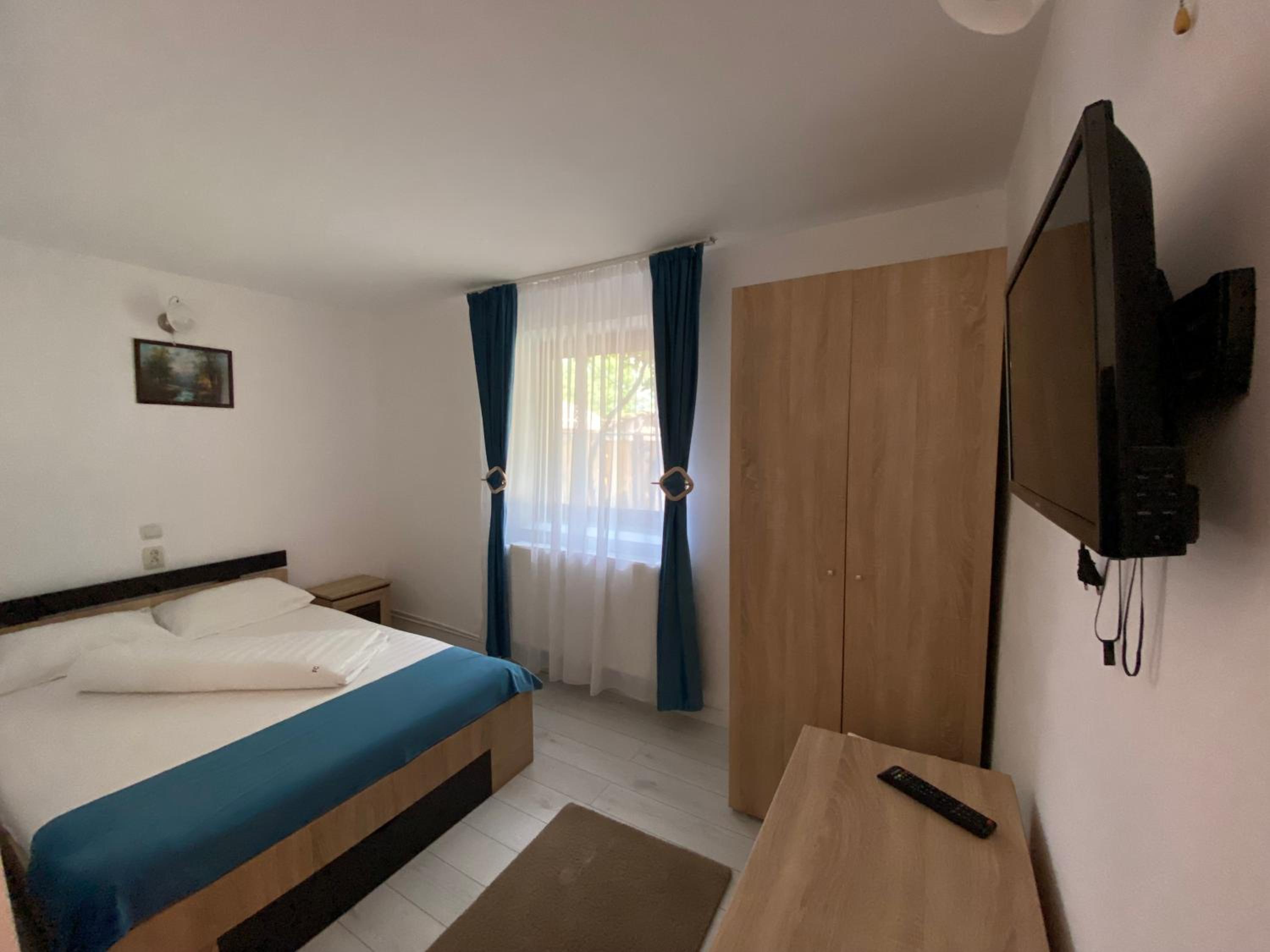 Double Room with Private Bathroom - Photo 3