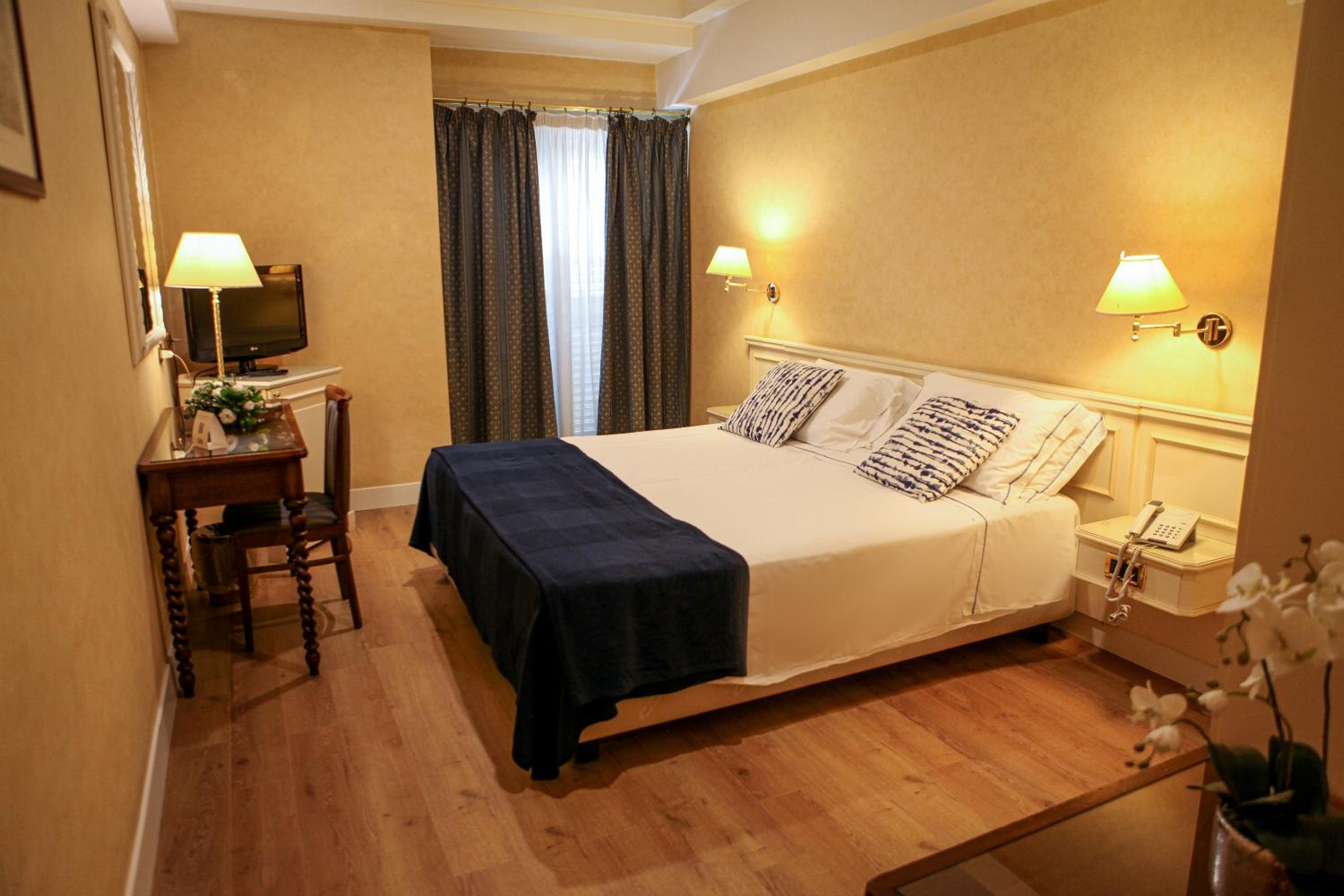 Standard Double Room - Photo 9