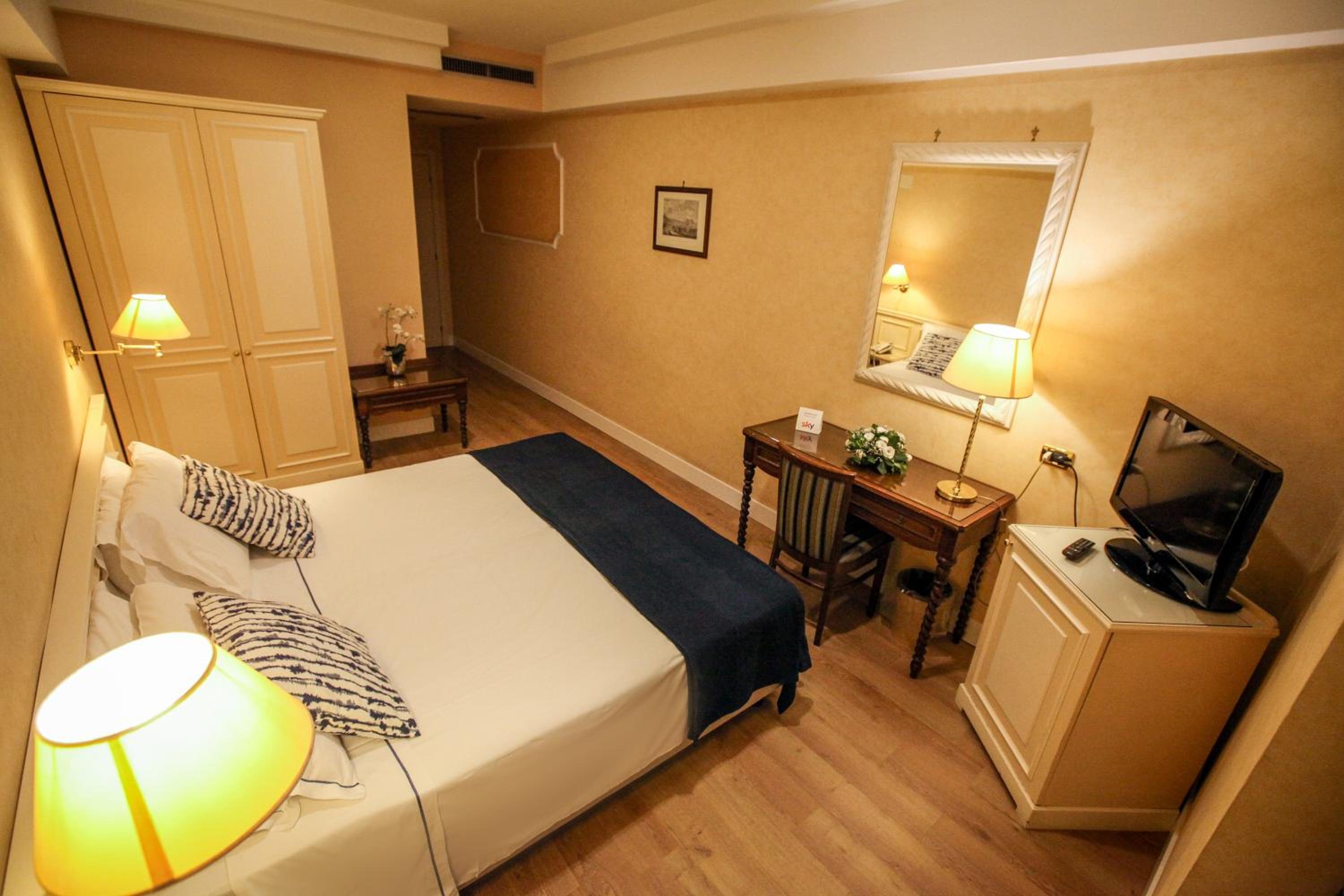 Standard Double Room - Photo 5