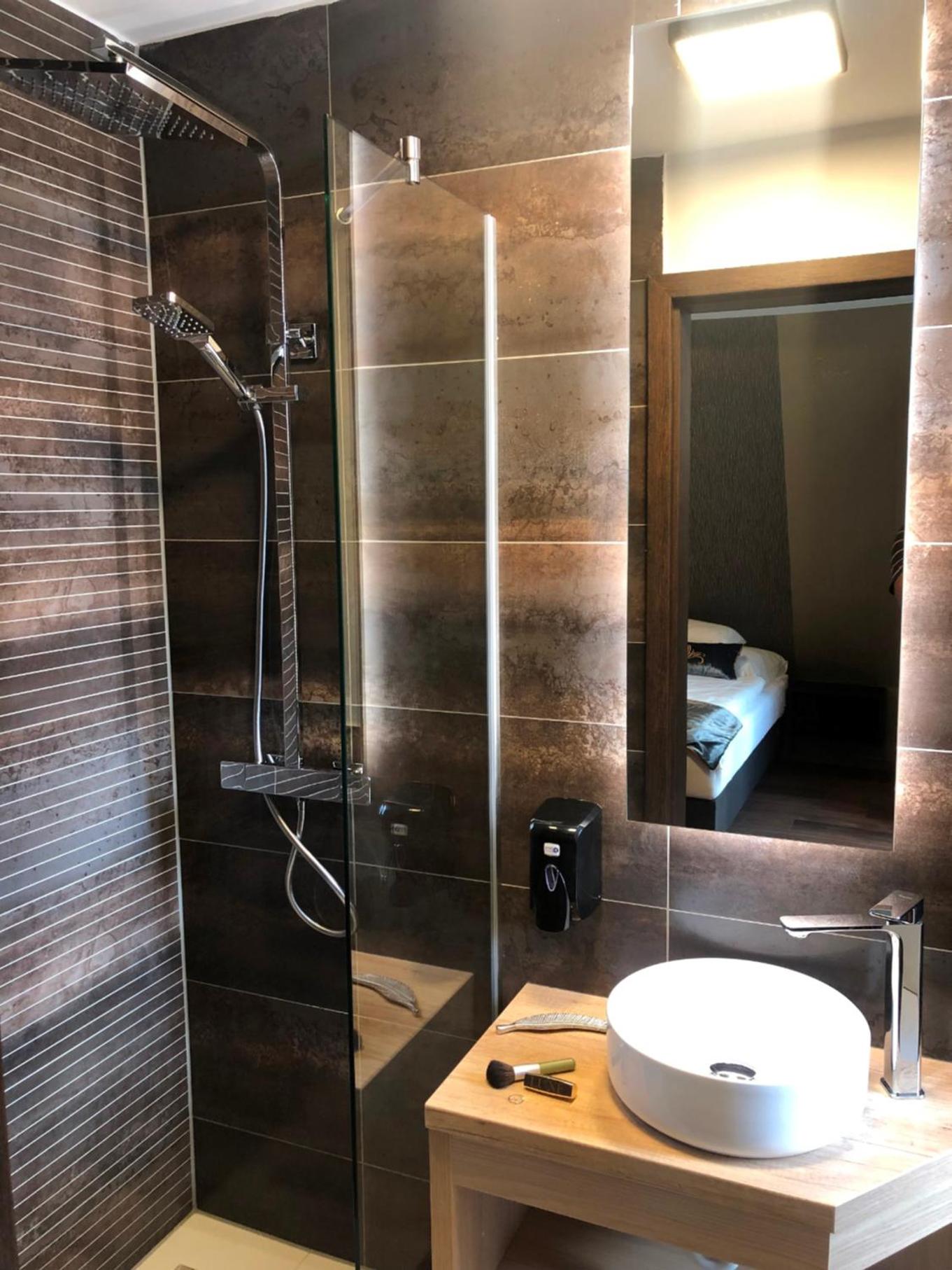 Deluxe Suite with Spa Bath - Photo 21