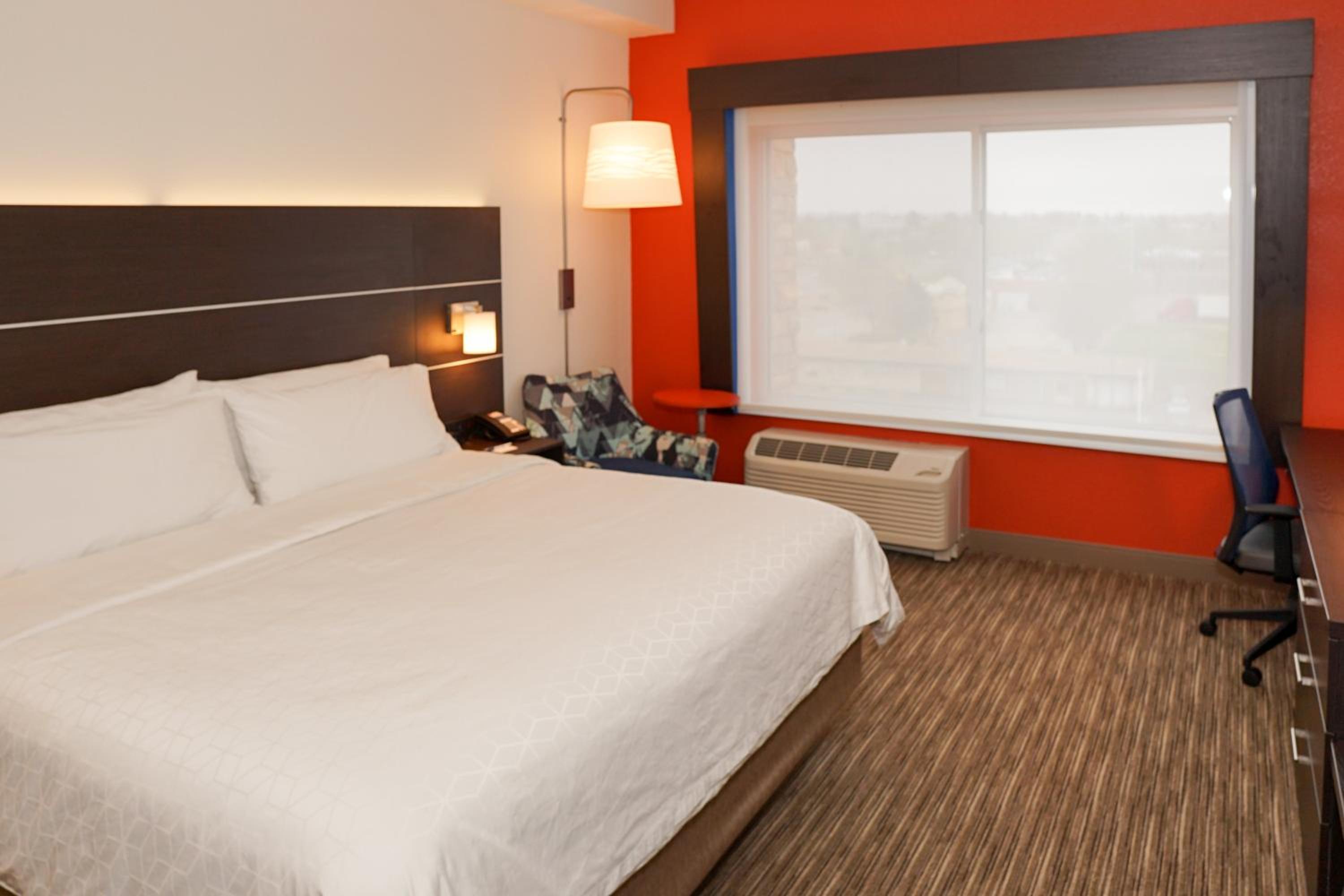 Standard King Room with Accessible Tub - Mobility Access photo 3