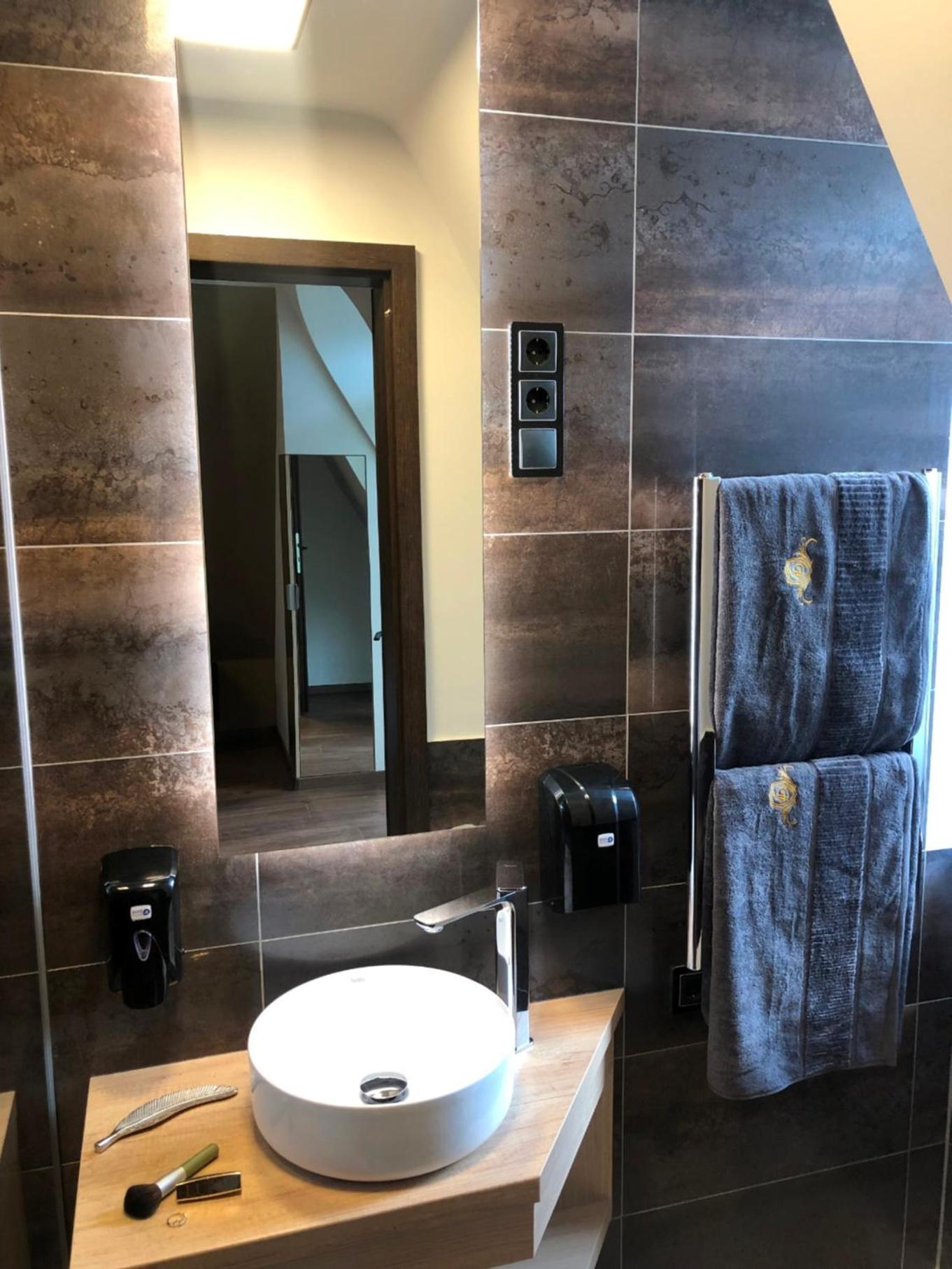 Deluxe Suite with Spa Bath - Photo 20