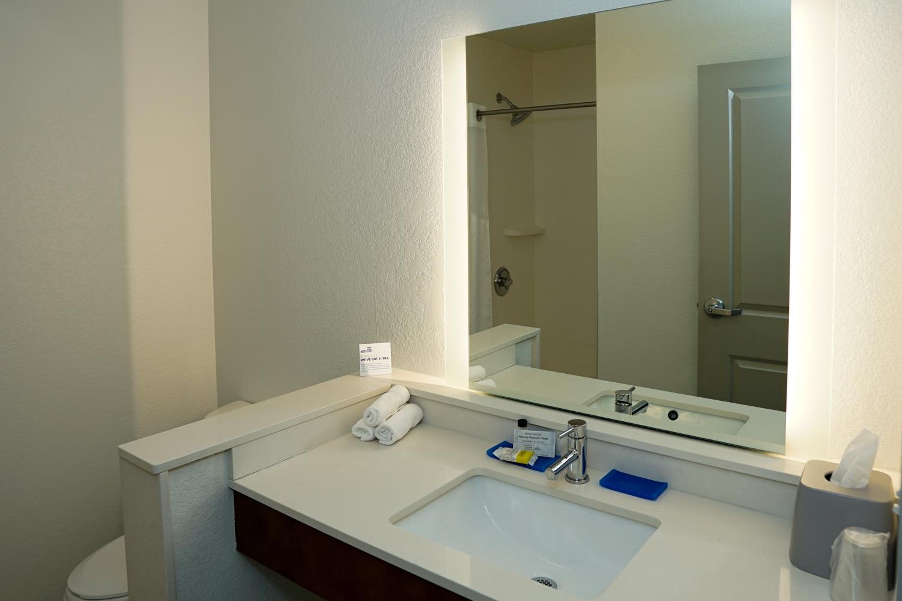 Queen Suite with Two Queen Beds and Sofa Bed photo 3