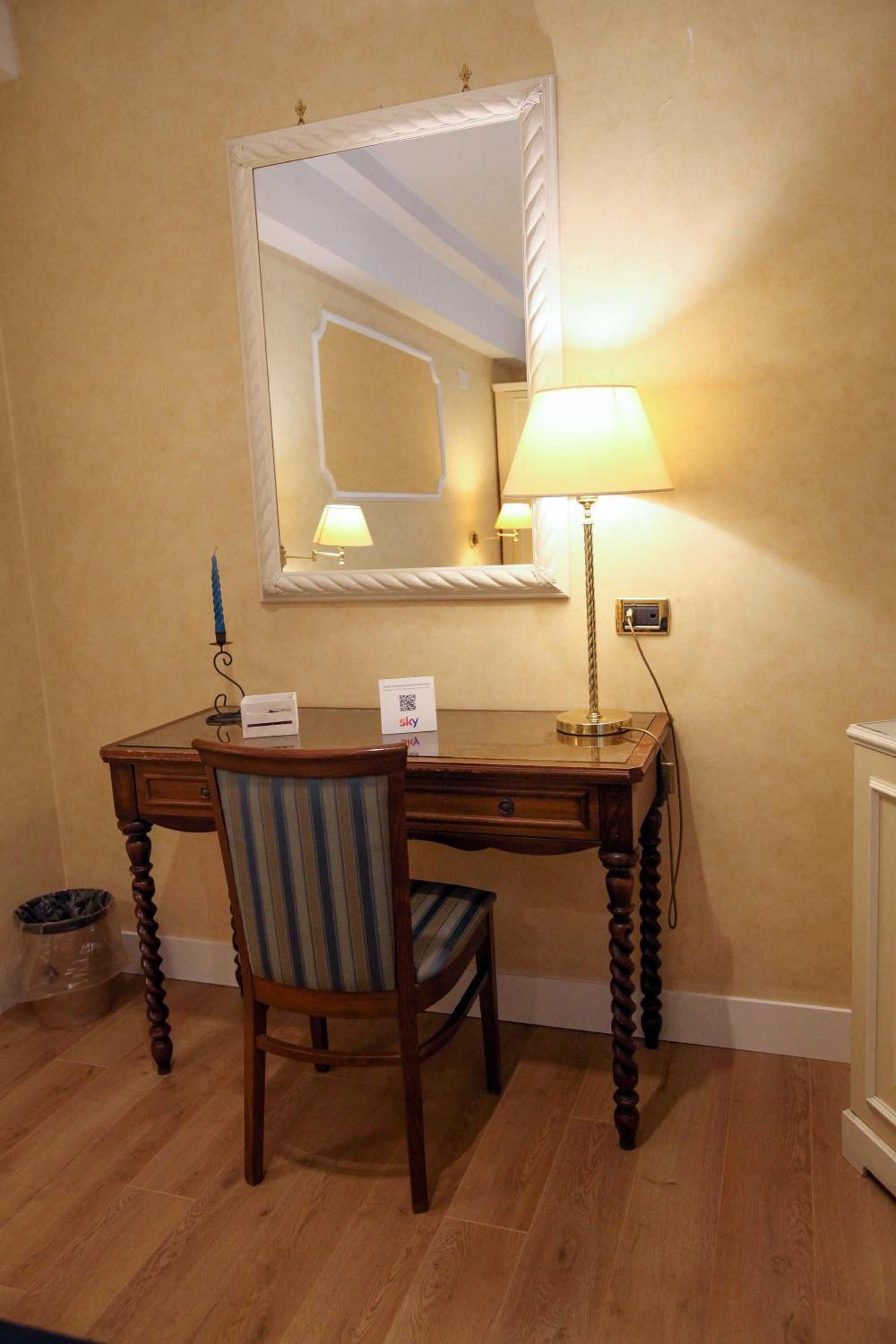 Standard Double Room - Photo 7