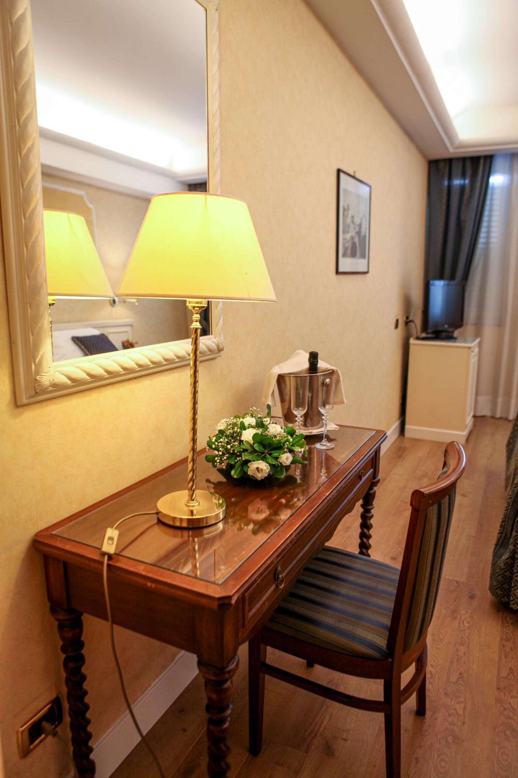 Standard Double Room - Photo 8