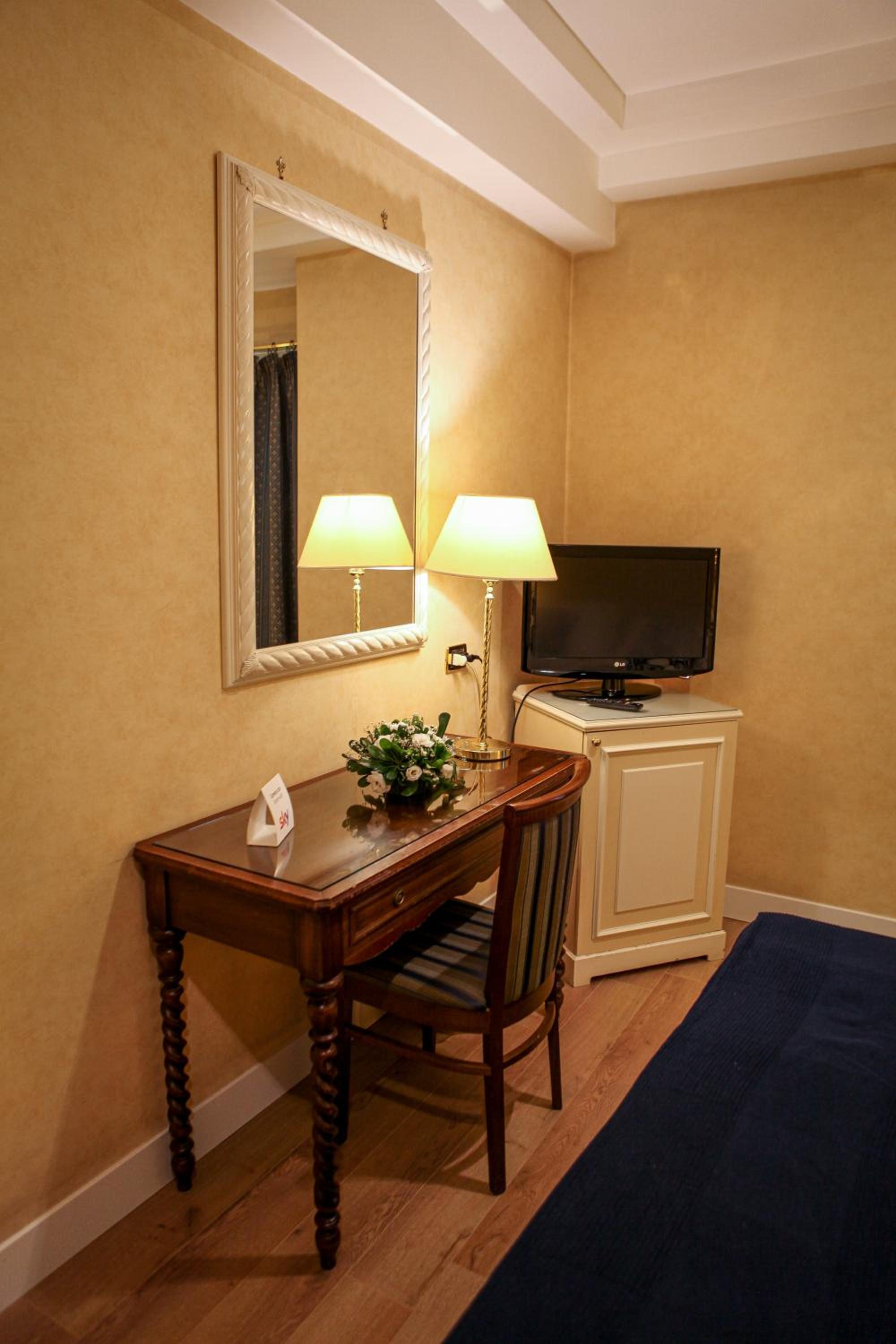 Standard Double Room - Photo 6