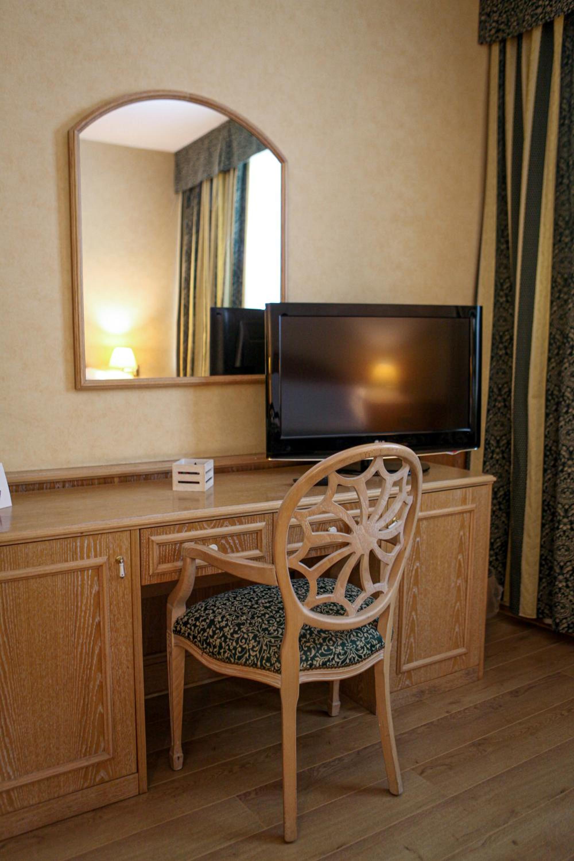 Deluxe Suite with Spa Bath - Photo 1