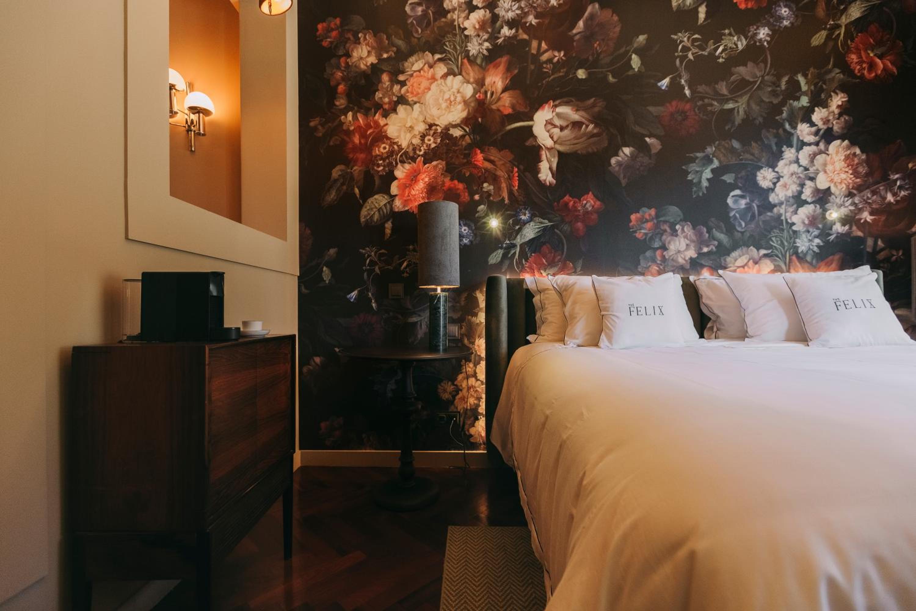 Superior King Room thumbnail 5