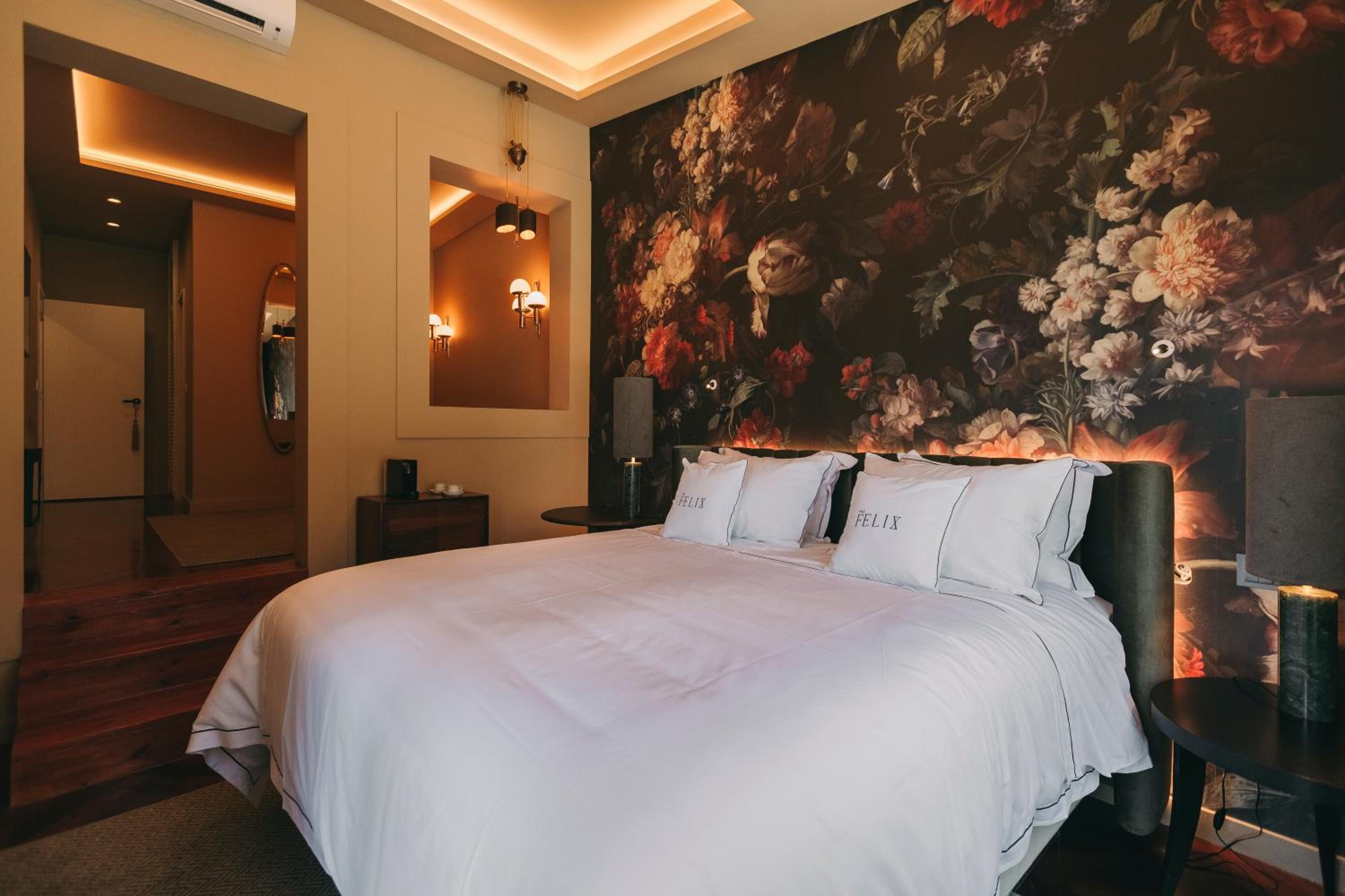 Superior King Room - Photo 13
