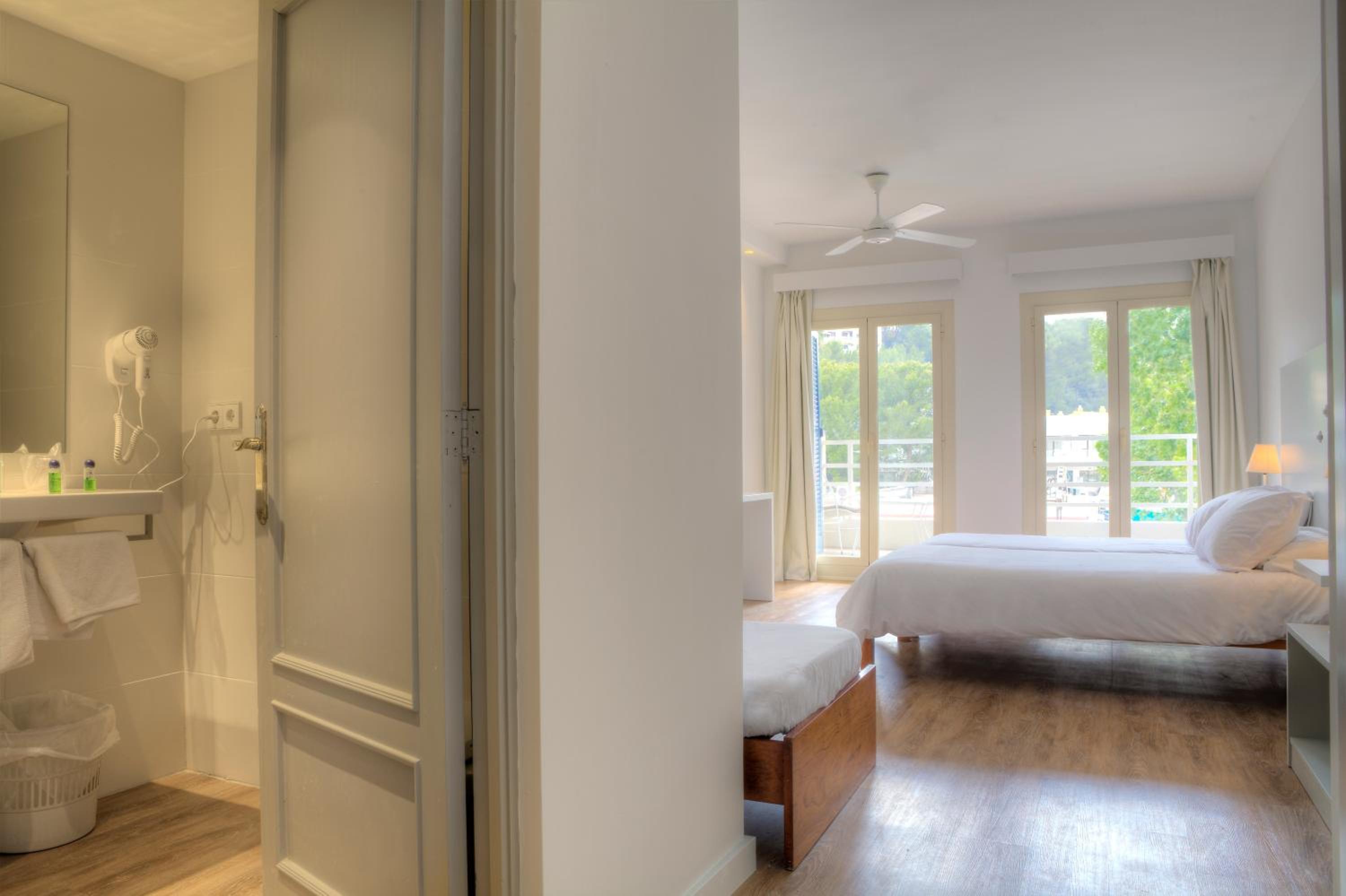 Double Room with Side Sea View (1 Adult) photo 2