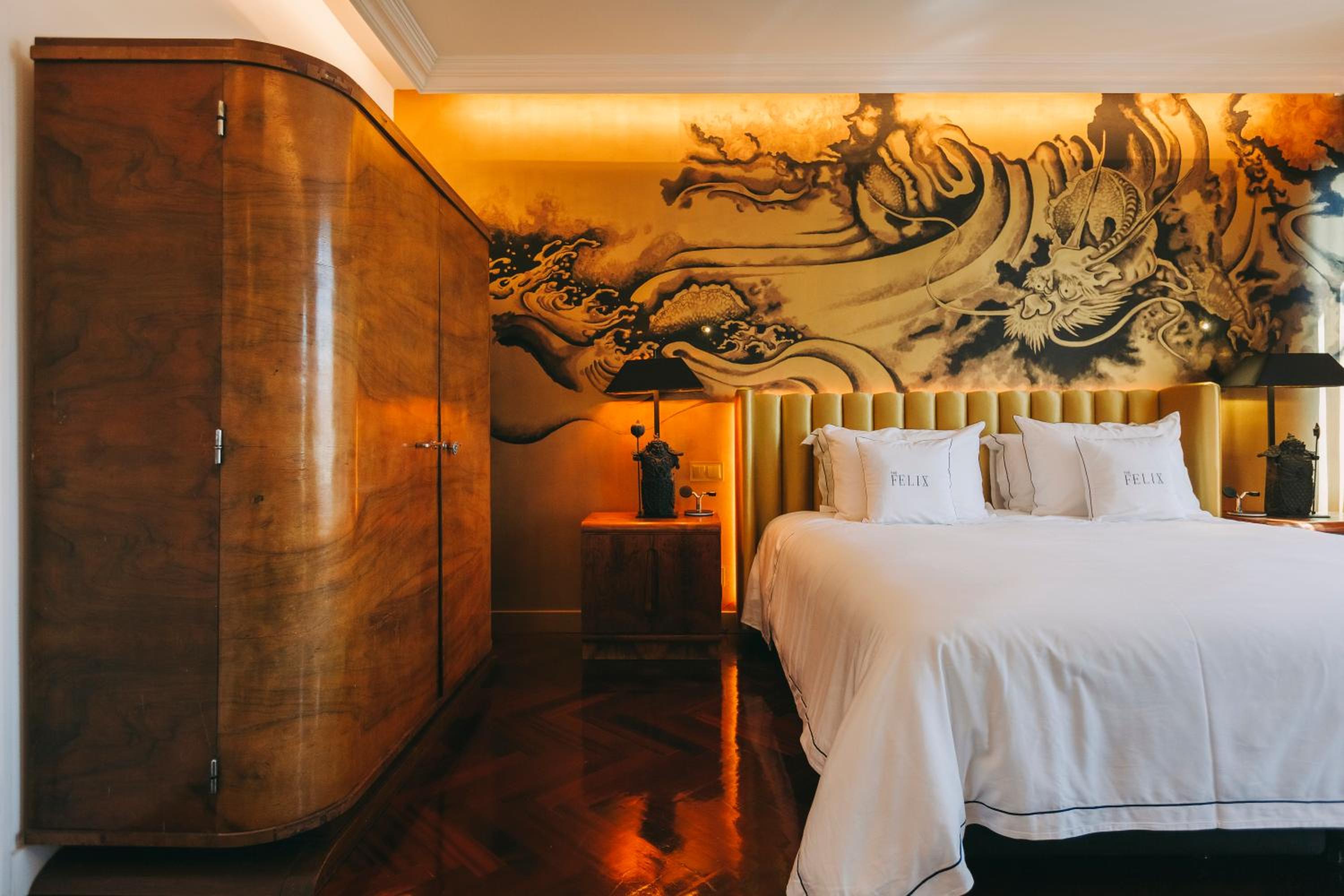 King Room with Balcony - Photo 15