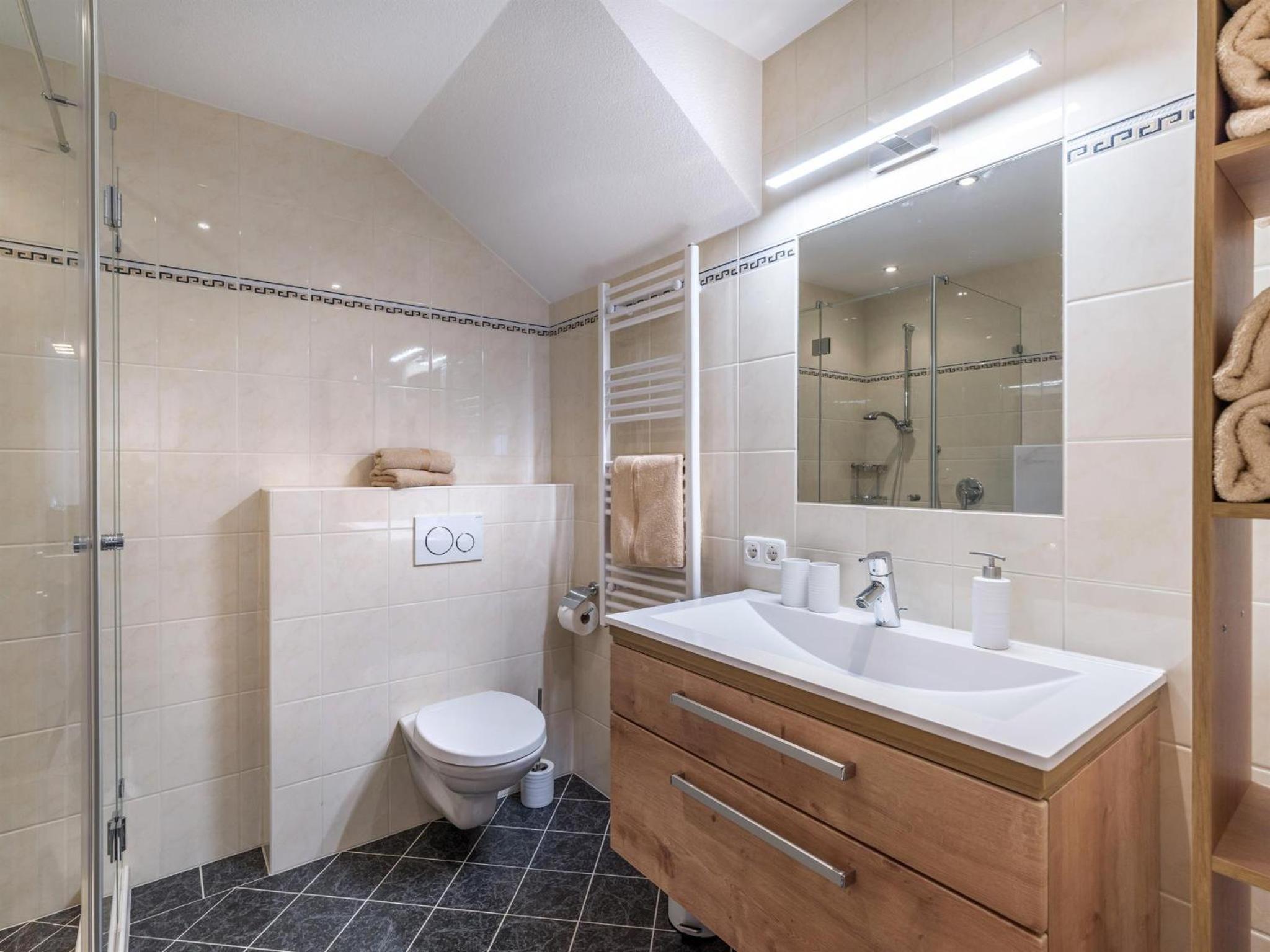 Two-Bedroom Apartment with Shower  photo 2