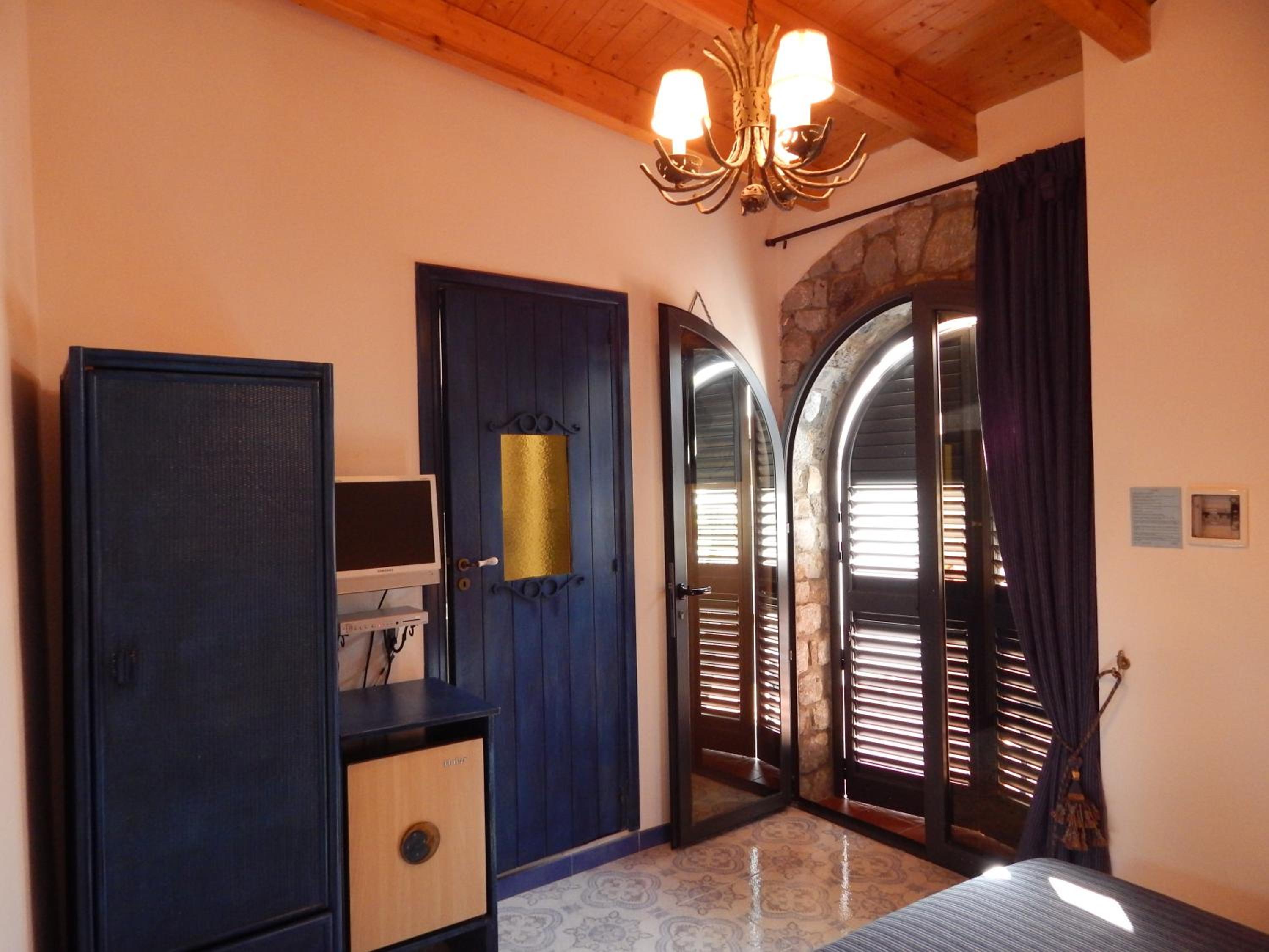 Double or Twin Room - Photo 11