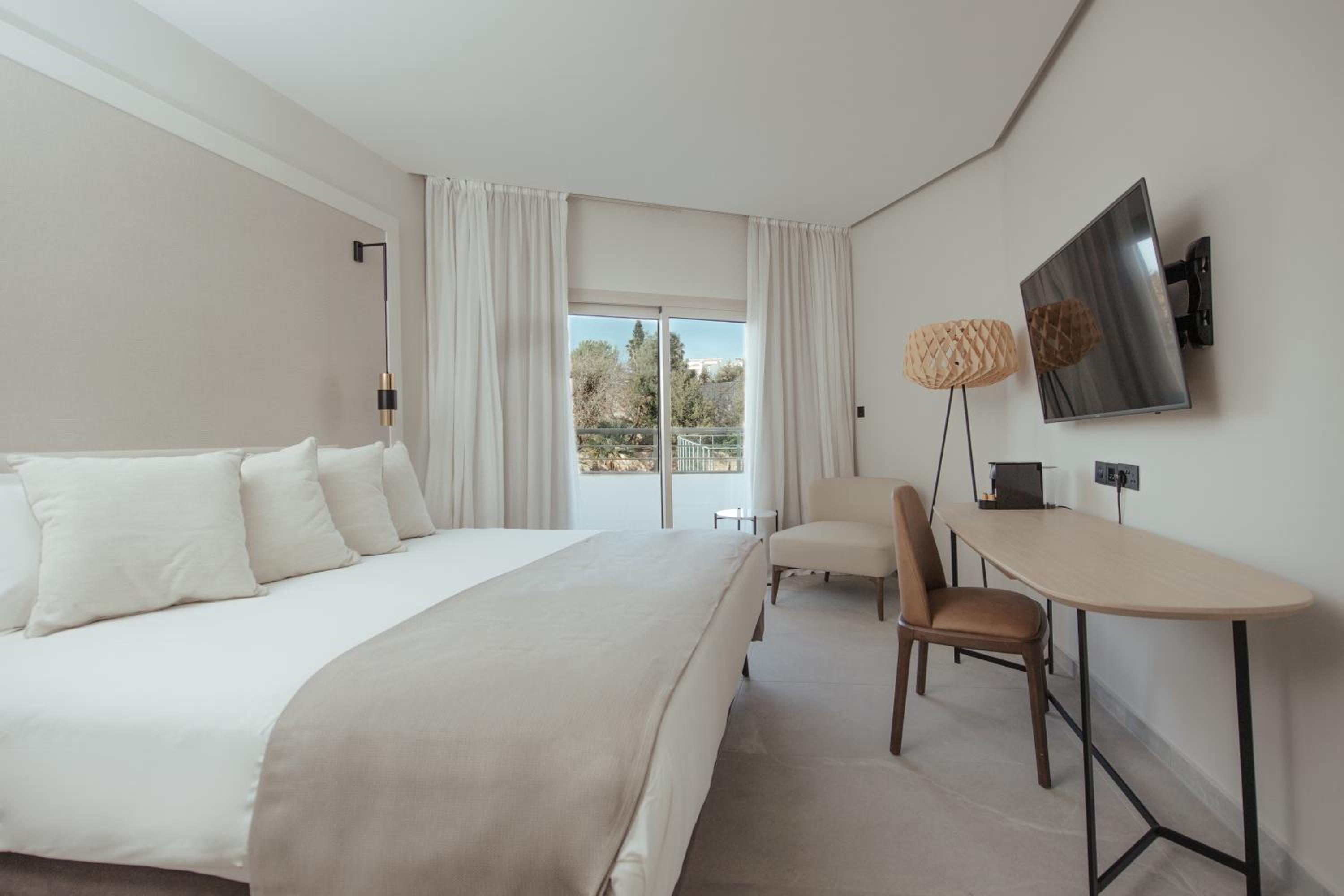Twin / Double Room Inland View photo 3
