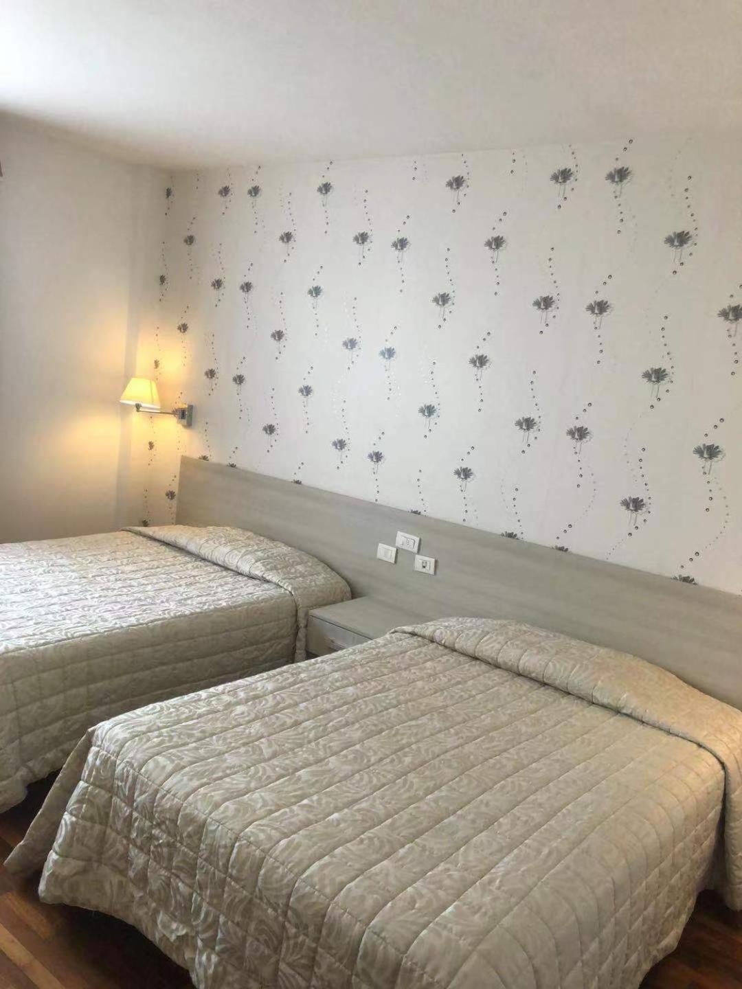 Twin Room - Photo 18
