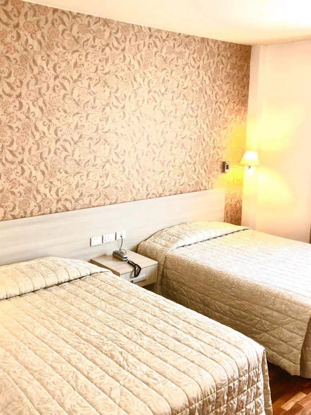 Twin Room - Photo 17