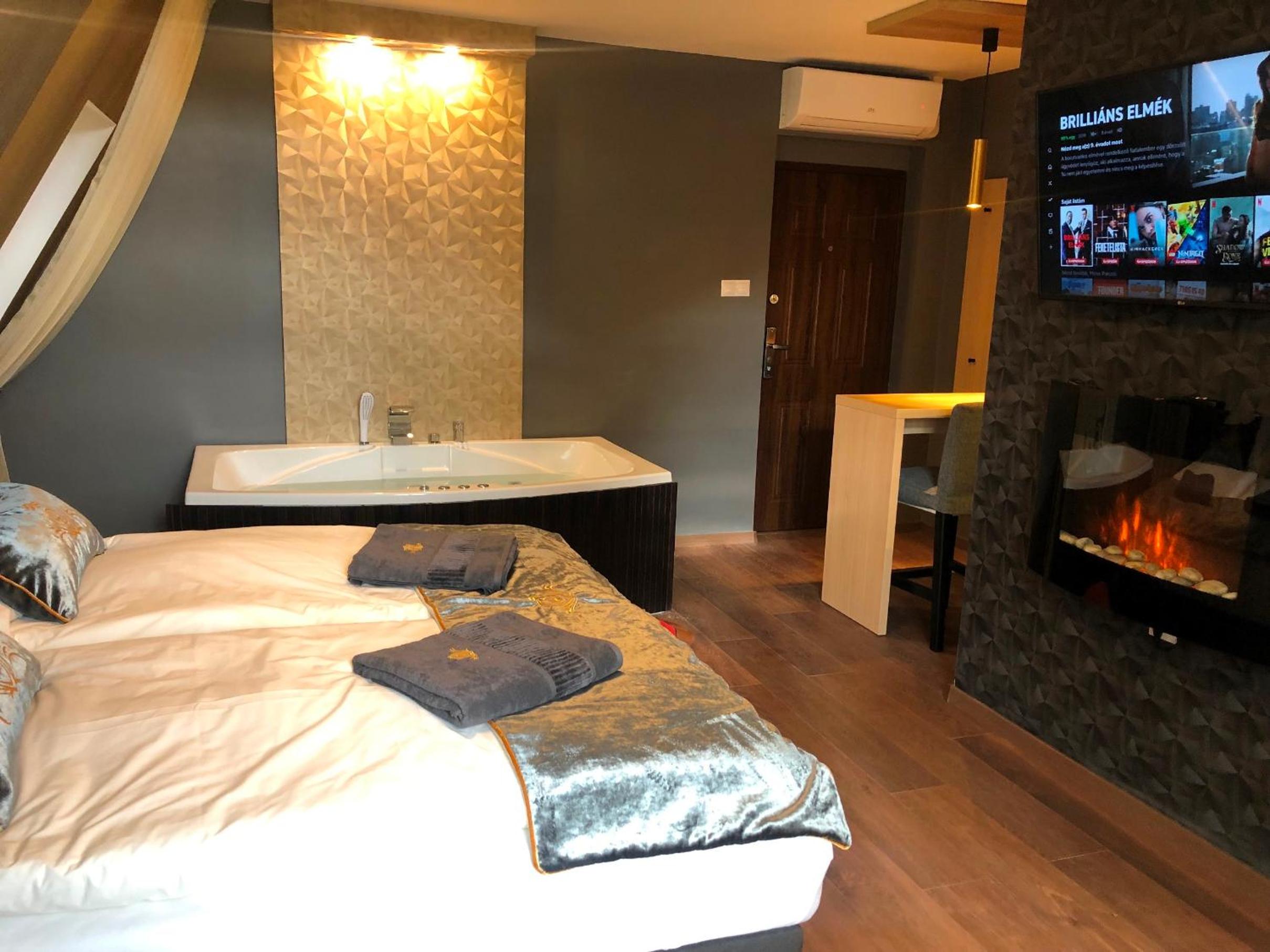 Deluxe Suite with Spa Bath - Photo 3