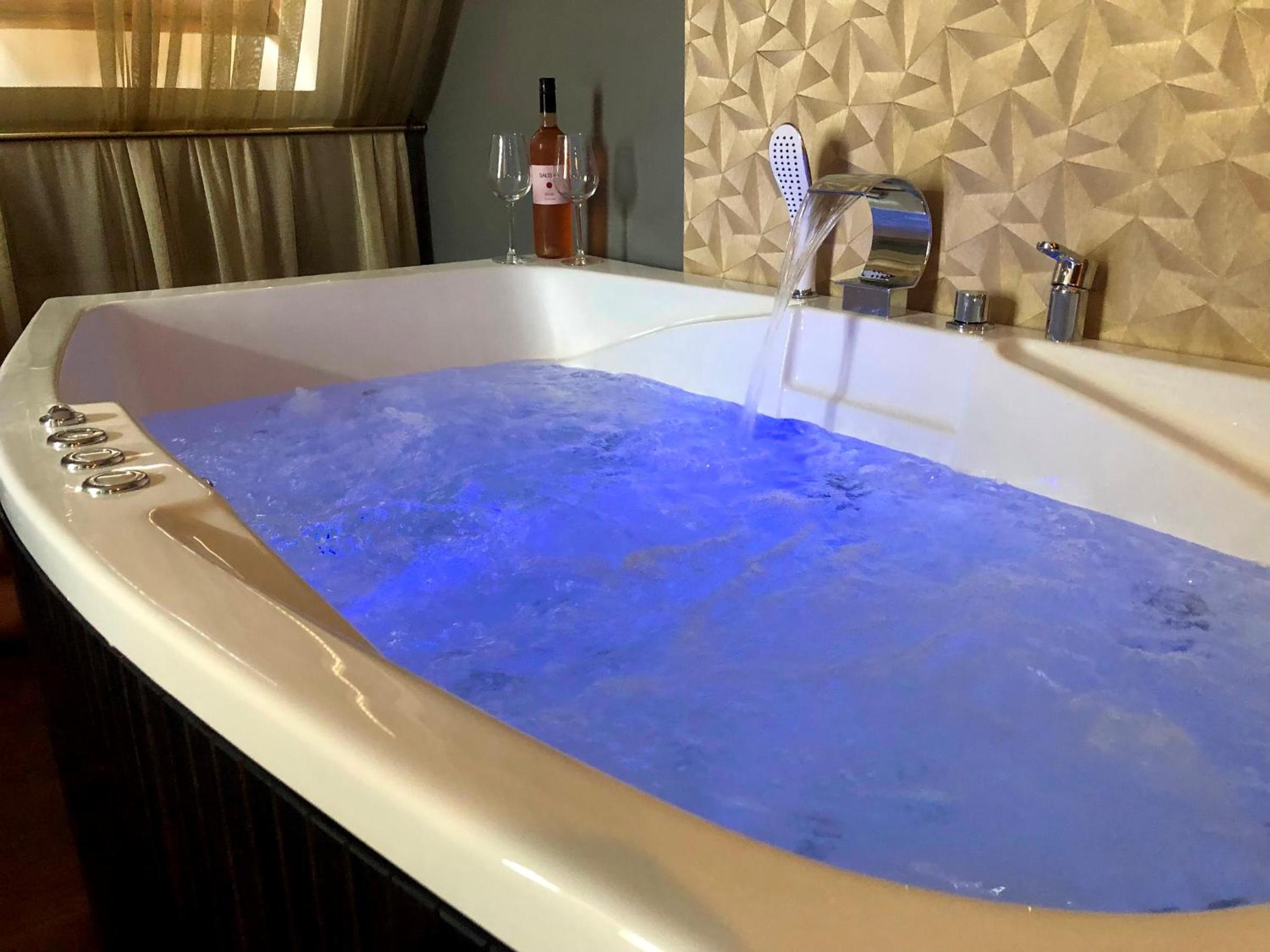 Deluxe Suite with Spa Bath - Photo 24