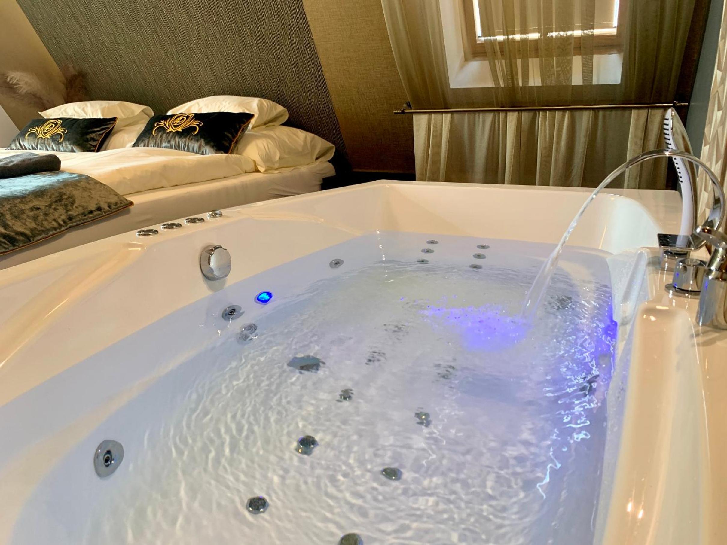 Deluxe Suite with Spa Bath - Photo 18