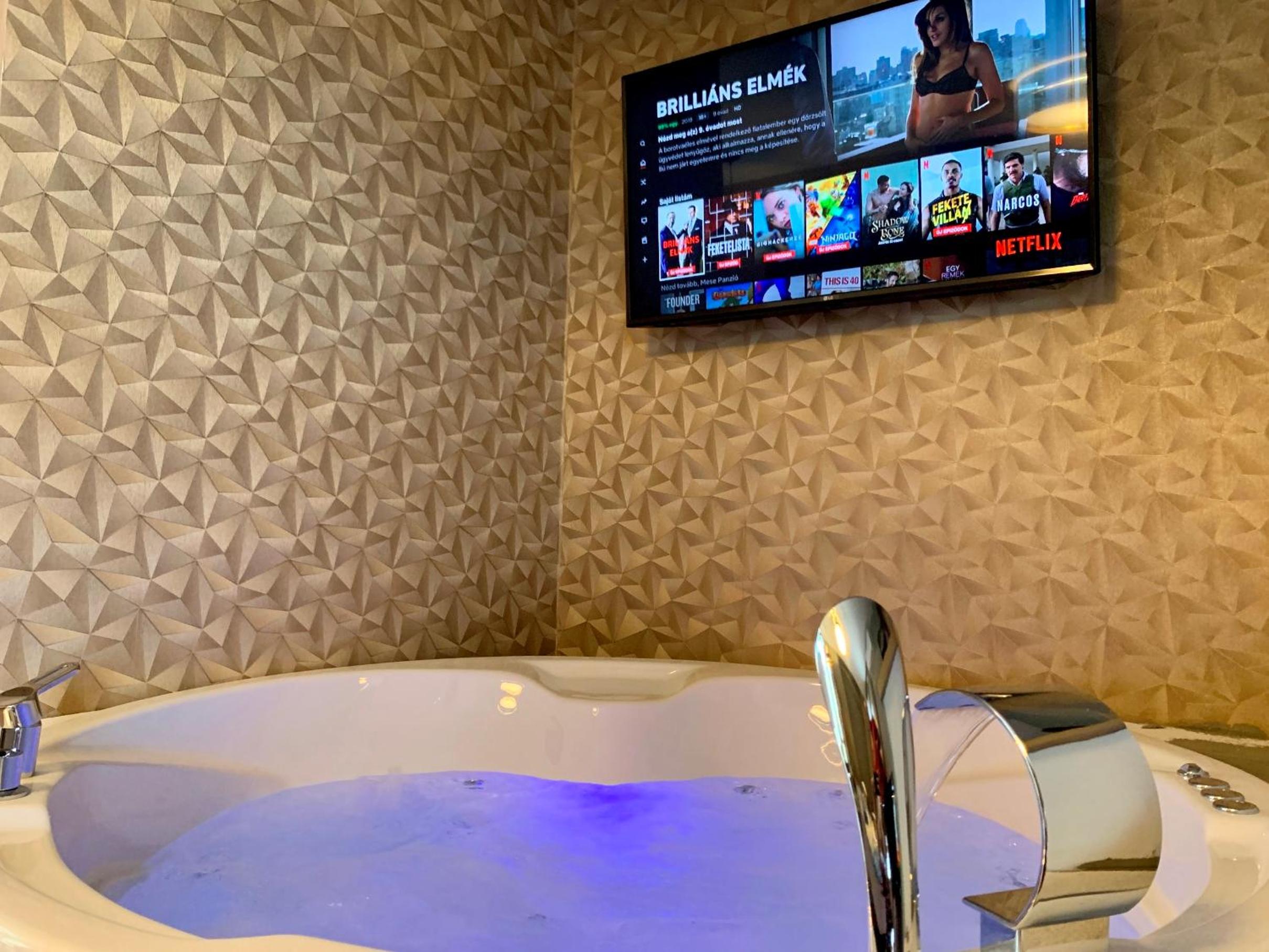 Deluxe Suite with Spa Bath - Photo 13