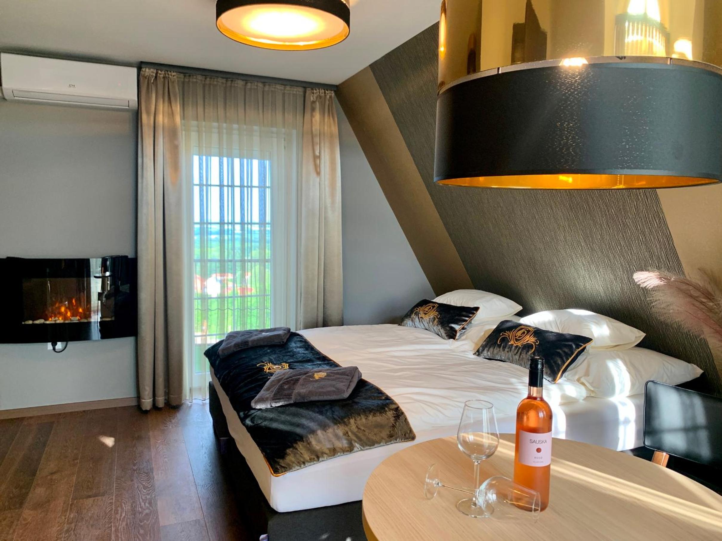 Deluxe Suite with Spa Bath - Photo 22