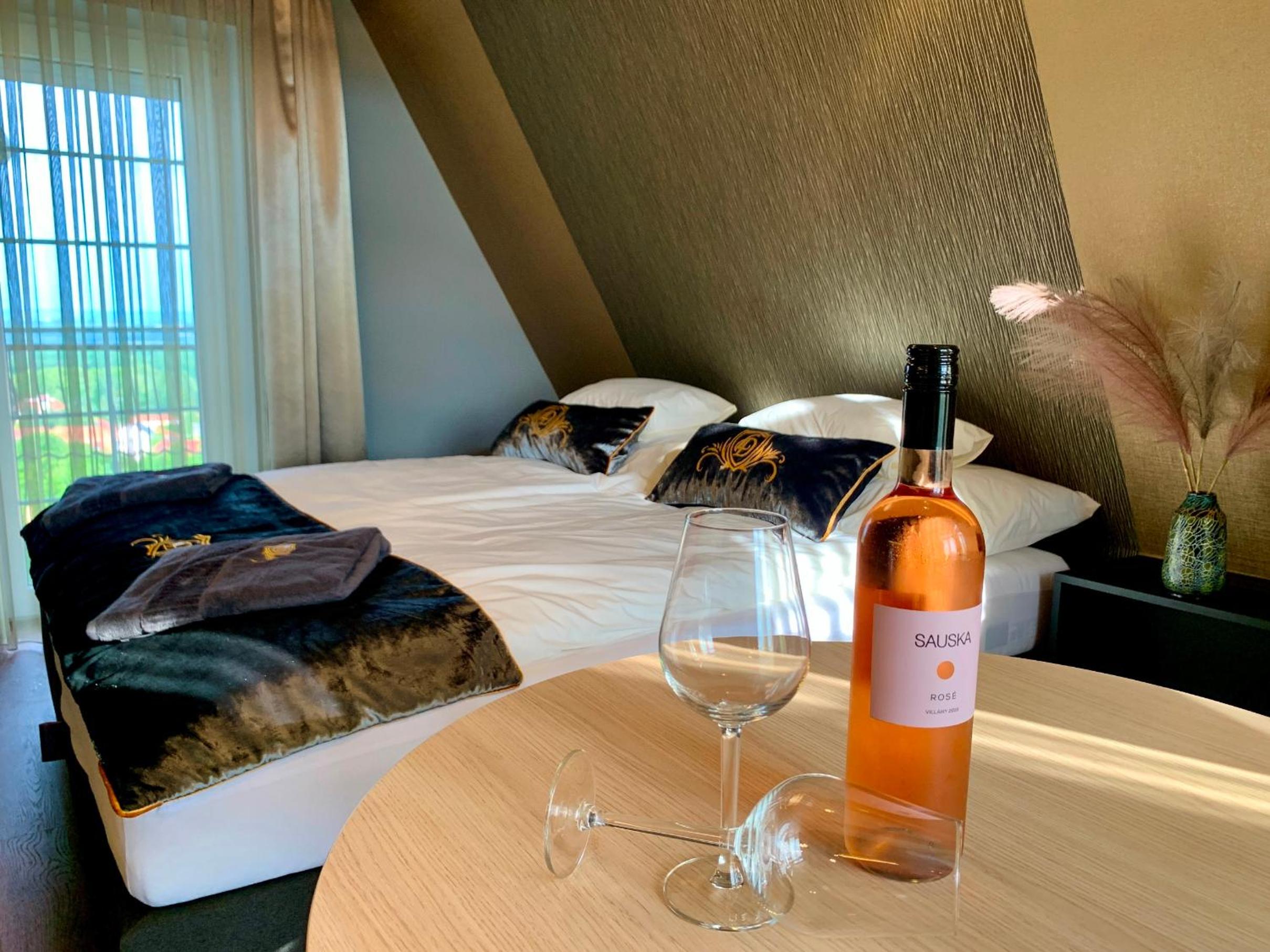 Deluxe Suite with Spa Bath - Photo 16