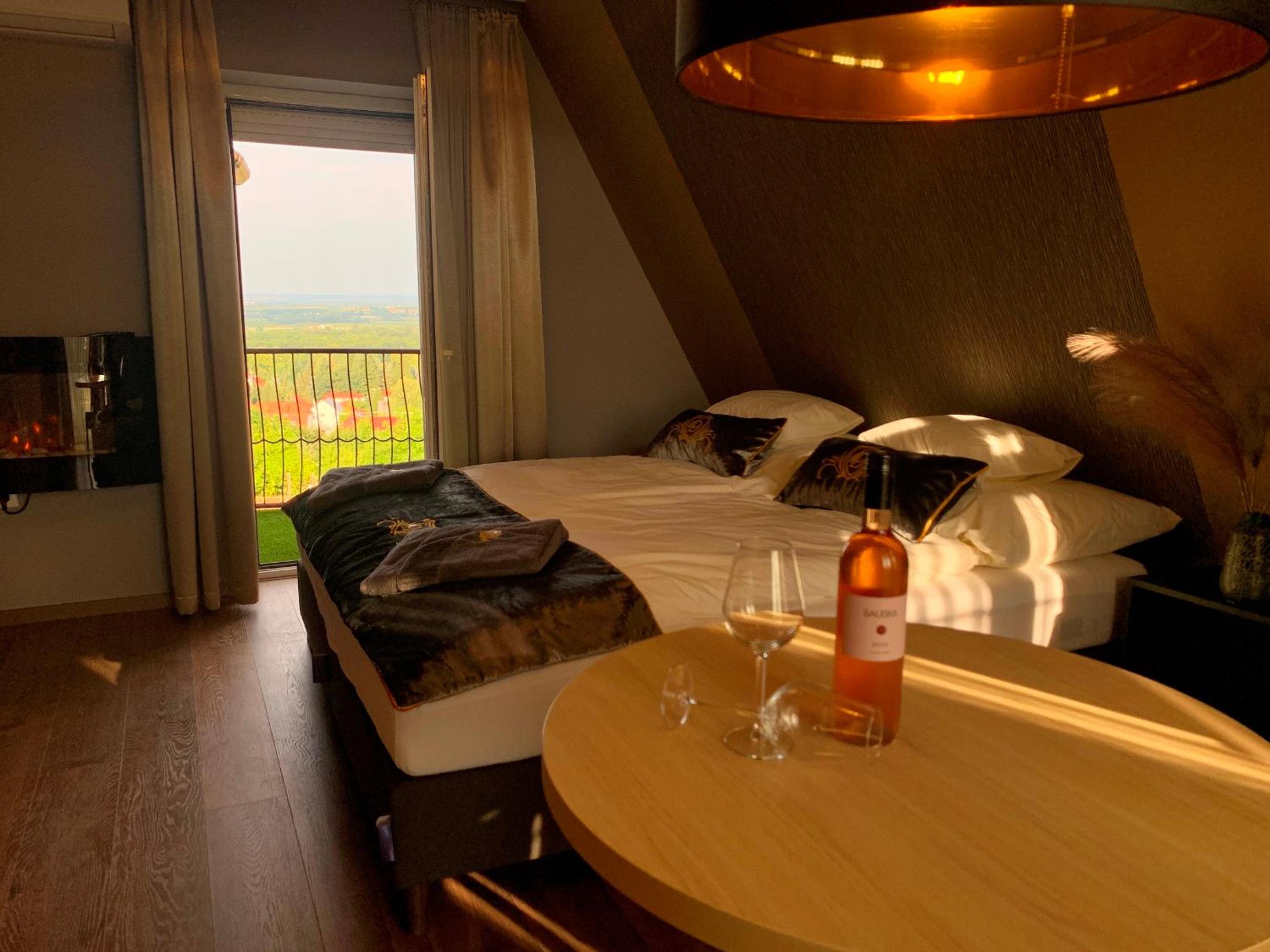 Deluxe Suite with Spa Bath - Photo 15