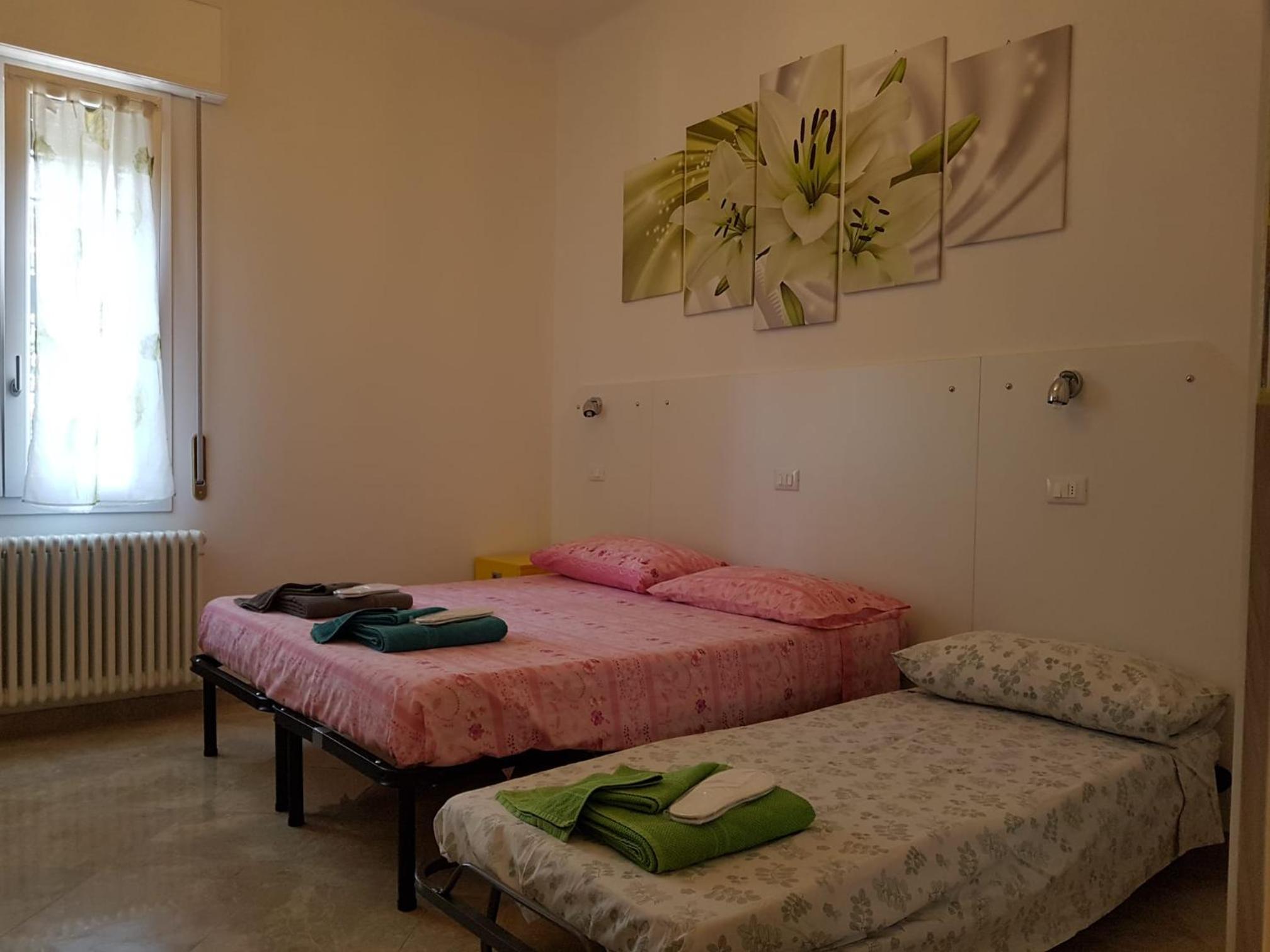 Twin Room with Private Bathroom - Photo 12