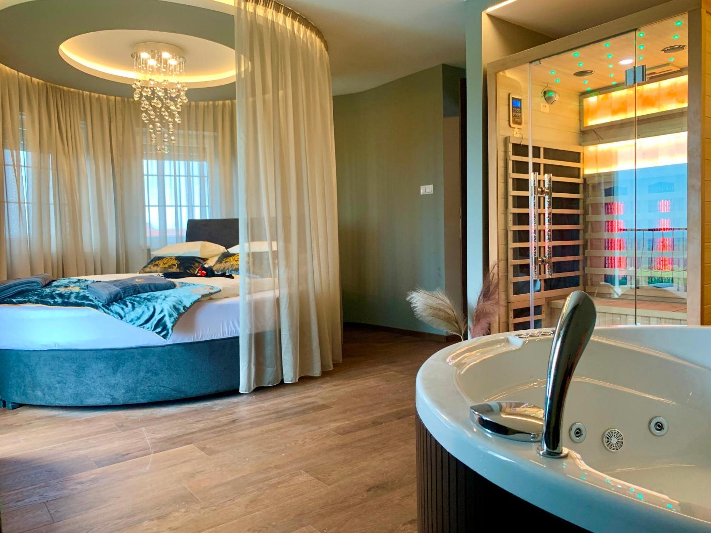 Suite with Hot Tub - Photo 26