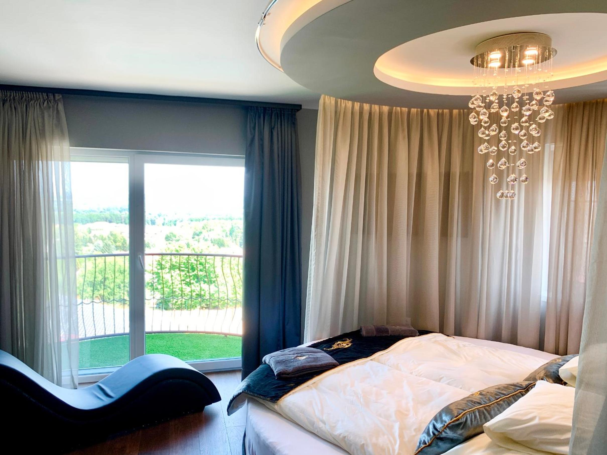 Suite with Hot Tub - Photo 12