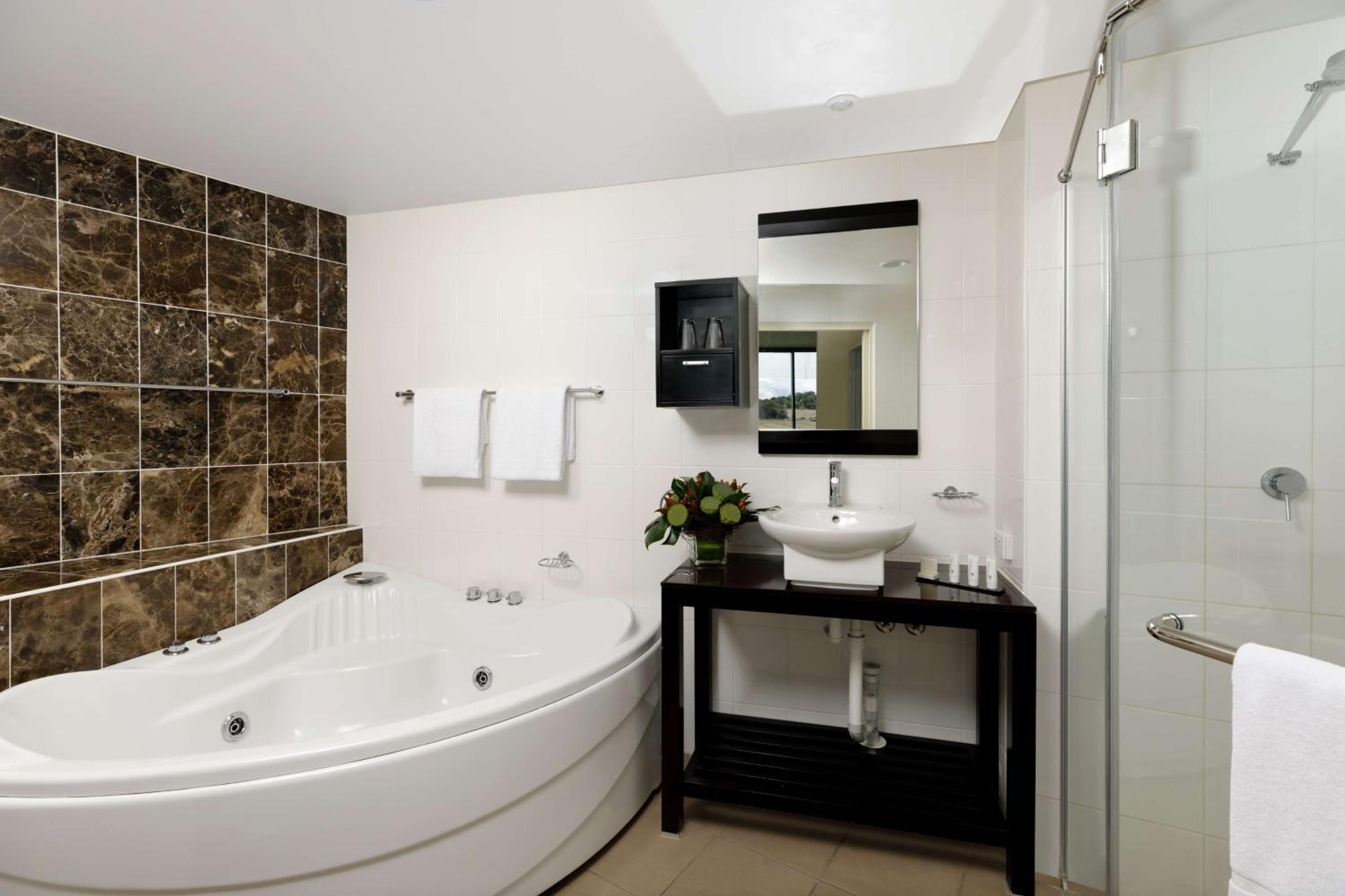 Deluxe Spa Suite - Photo 4