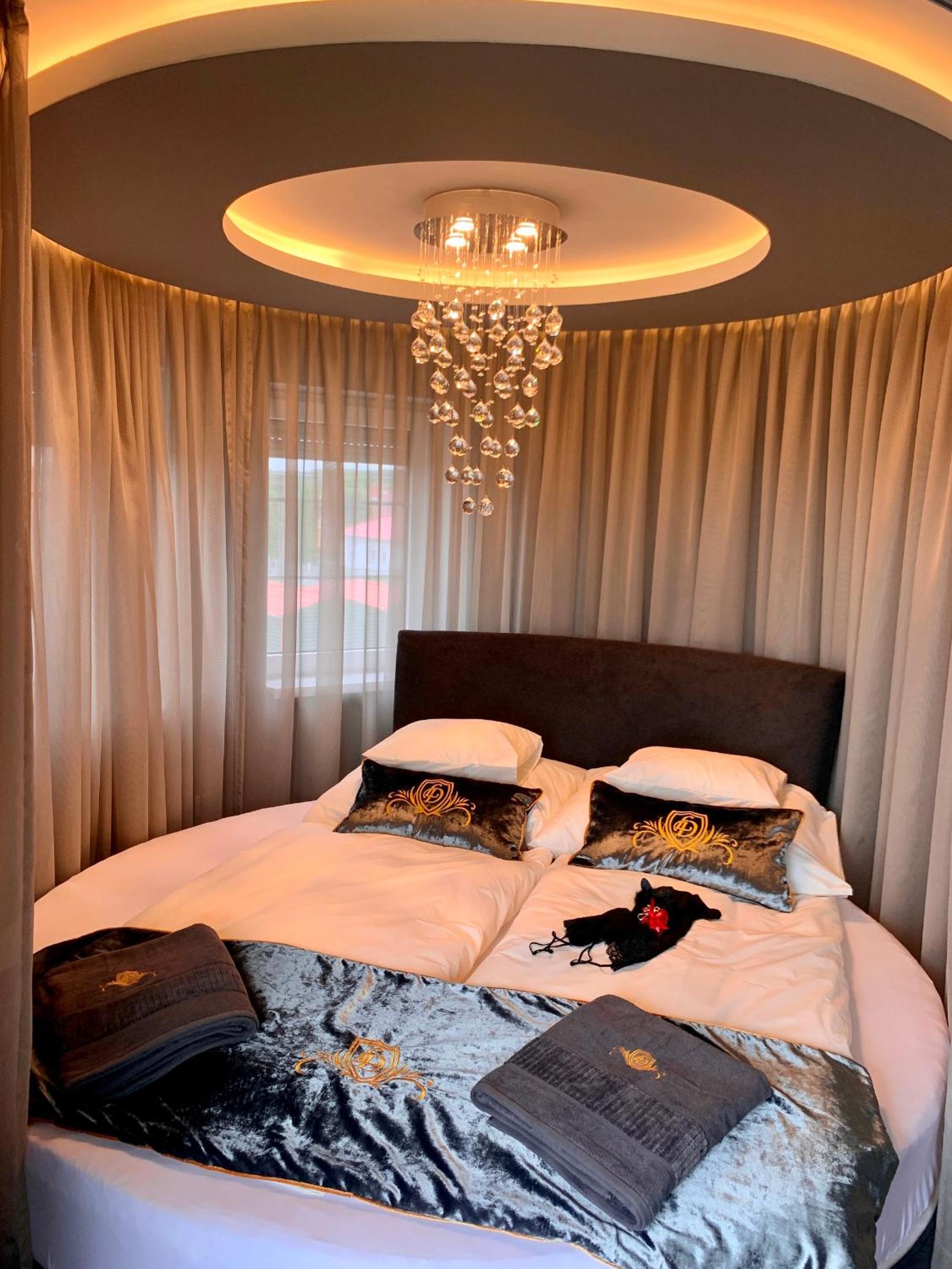 Suite with Hot Tub - Photo 18