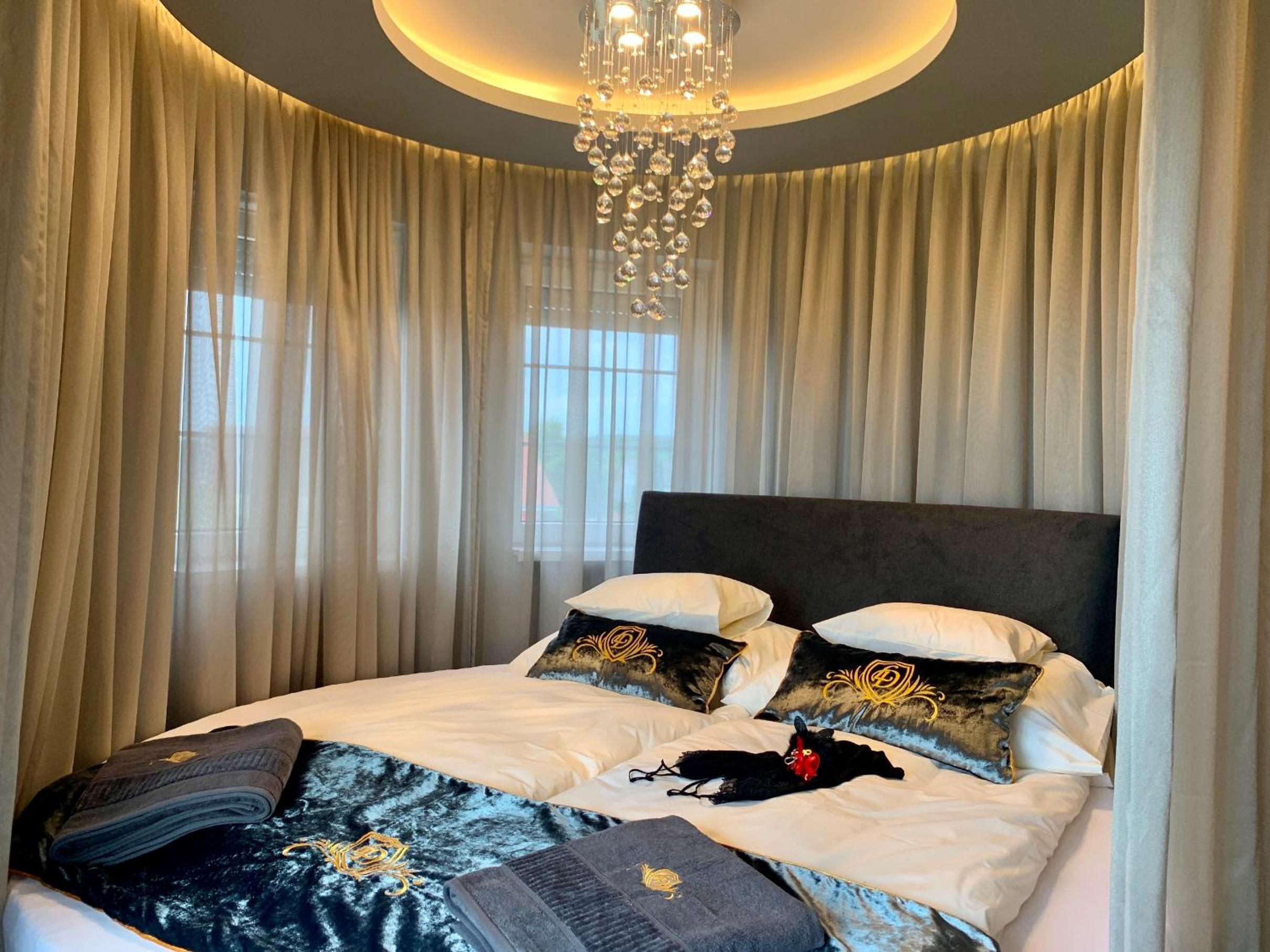 Suite with Hot Tub - Photo 17