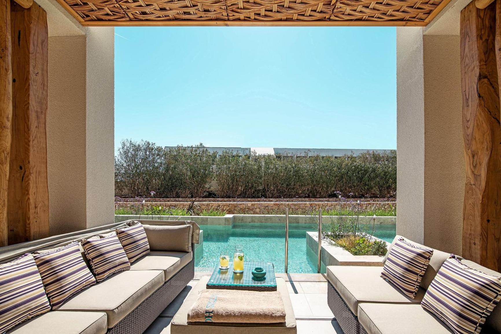 Family Two-Bedroom Suite Swim up sharing pool