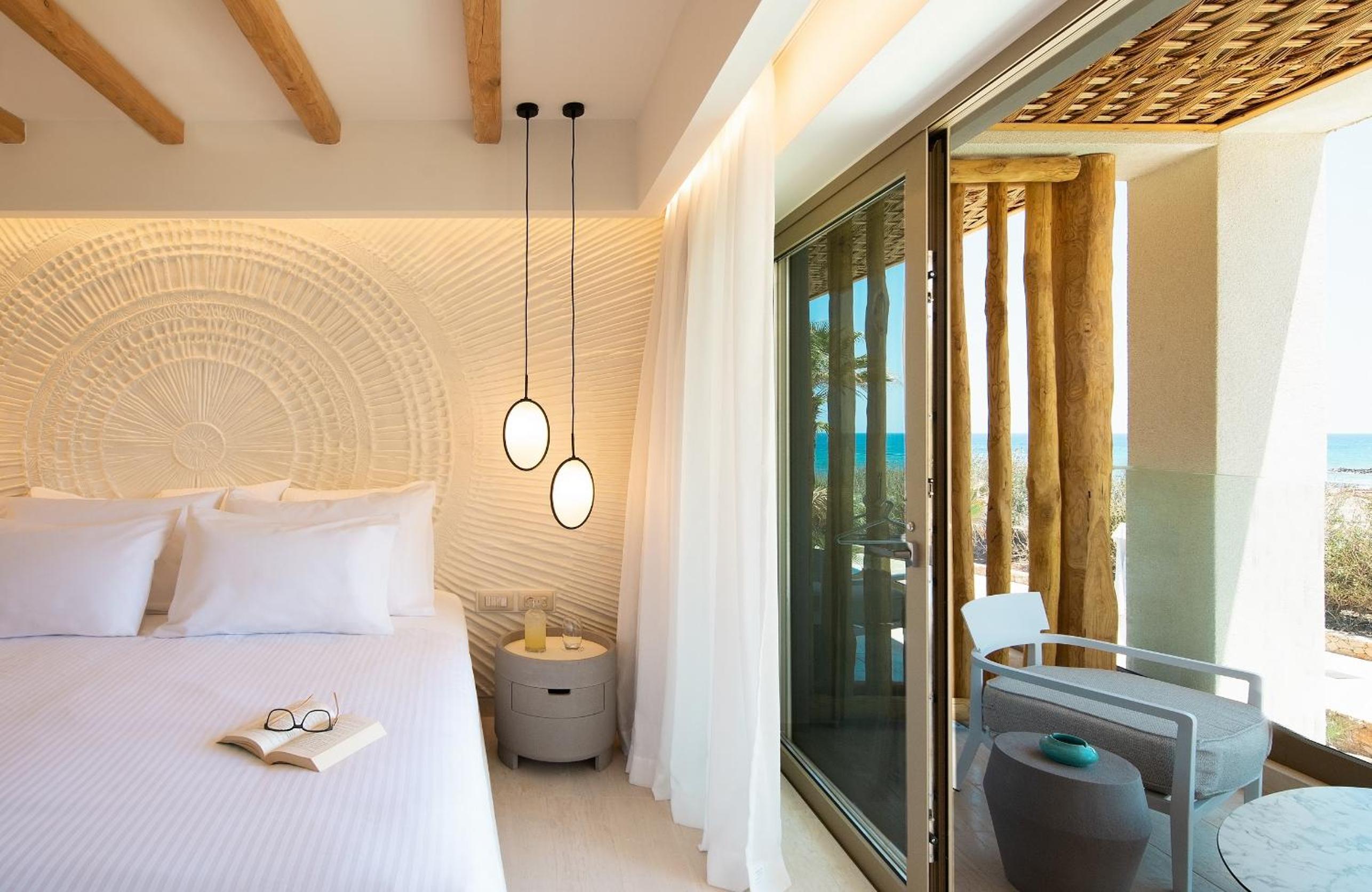 Family Two-Bedroom Suite Swim up sharing pool
