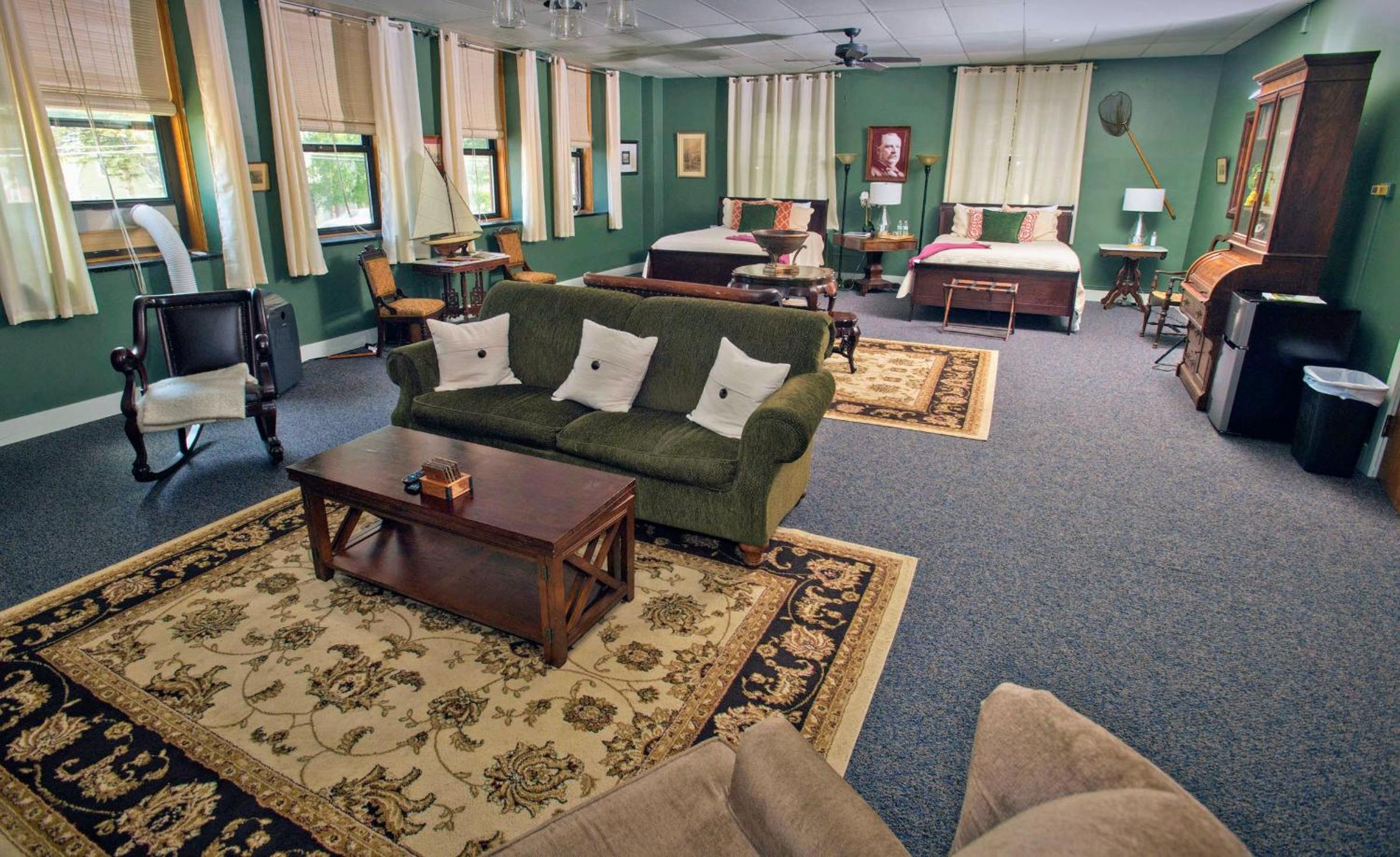 Deluxe Queen Room with Two Queen Beds - Photo 3