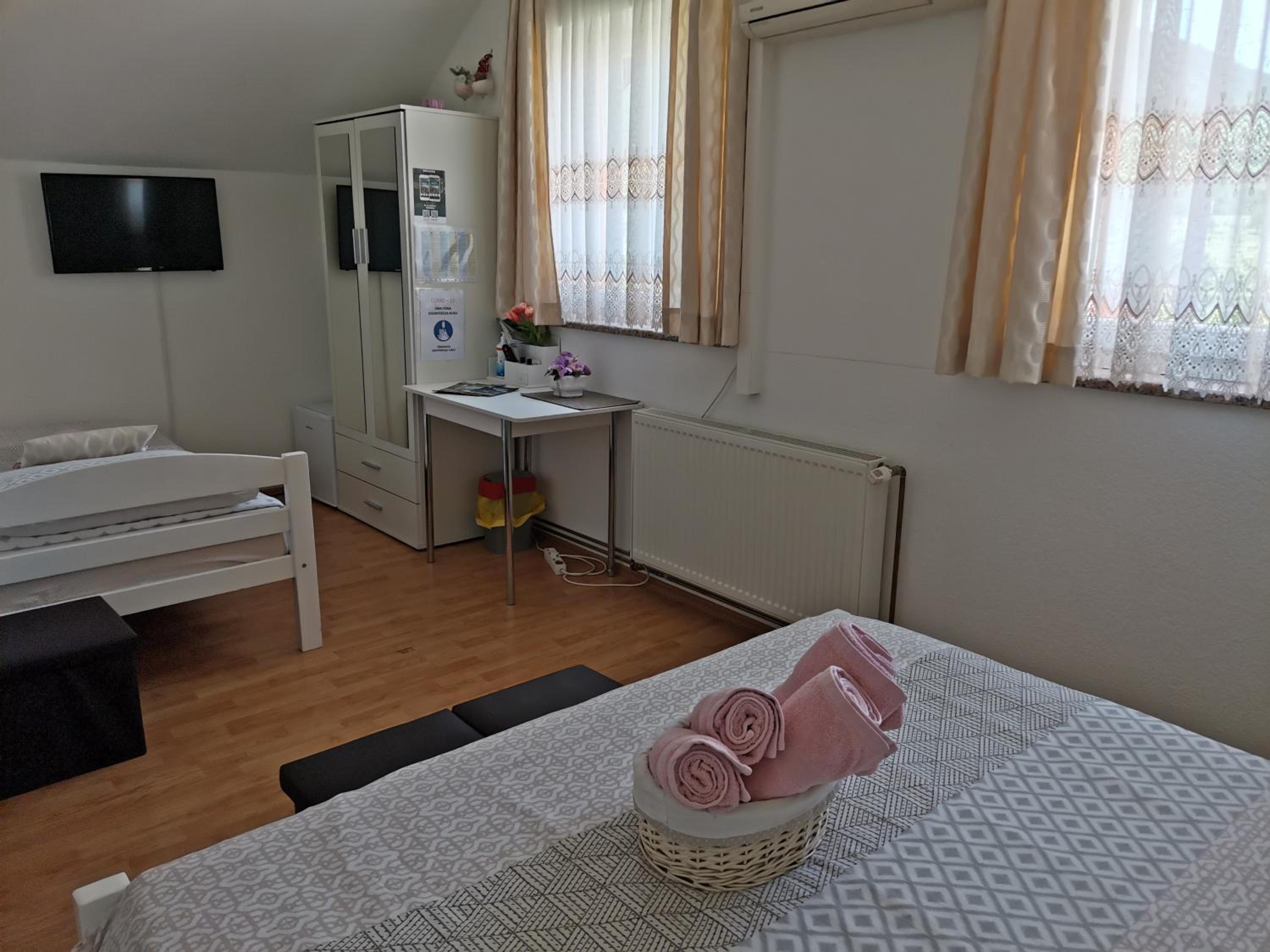 Triple Room with Private Bathroom - Photo 3