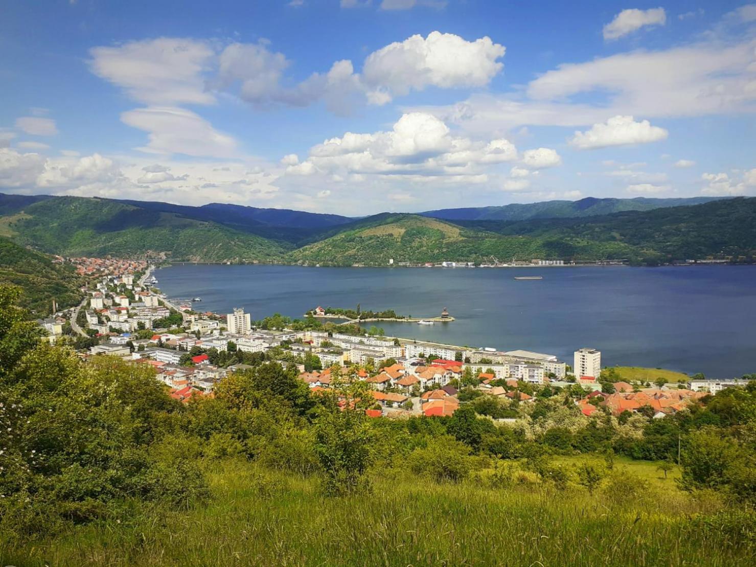 Apartment with Lake View - Photo 7